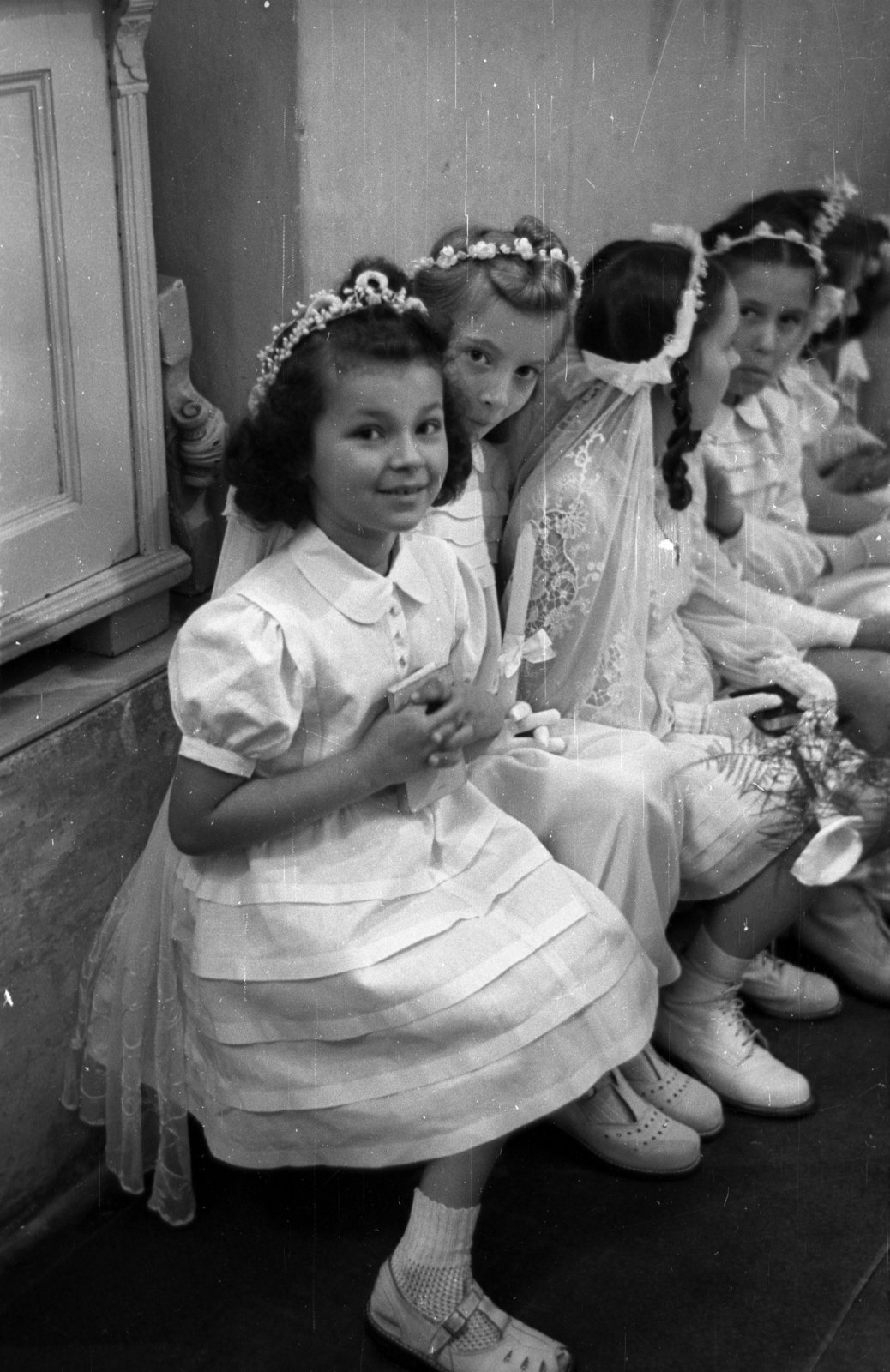 Hungary, Budapest IX., Bakáts tér, Assisi Szent Ferenc-templom, elsőáldozók., 1955, Hámori Gyula, Budapest, girls, white dress, flower decoration, Fortepan #123547