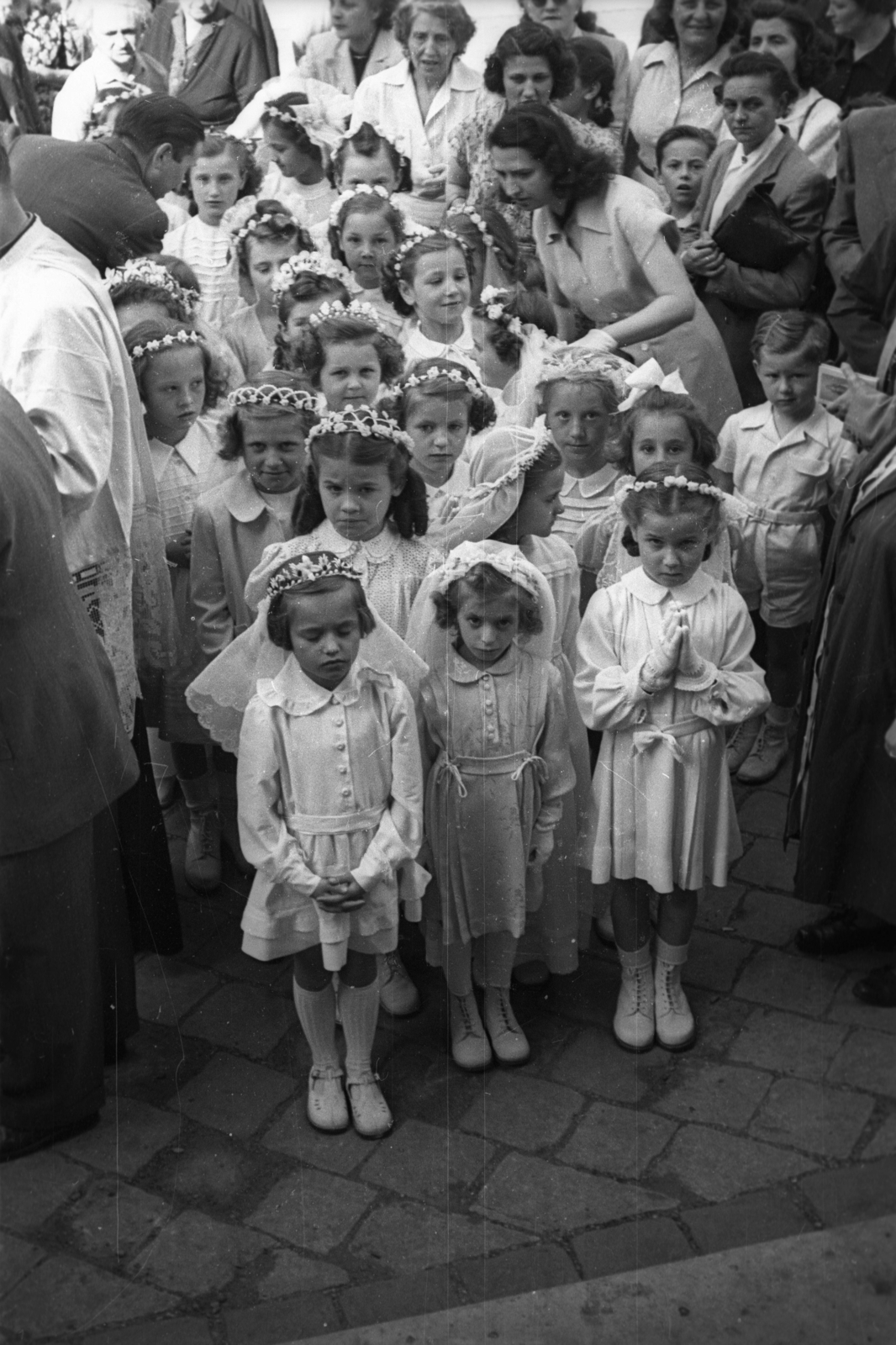 Hungary, Budapest IX., Bakáts tér, elsőáldozók az Assisi Szent Ferenc-templom előtt., 1955, Hámori Gyula, Budapest, hair clip, girls, wreath, white dress, Fortepan #123548