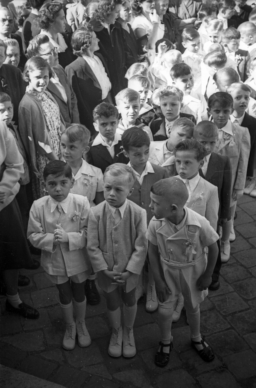 Hungary, Budapest IX., Bakáts tér, elsőáldozók az Assisi Szent Ferenc-templom előtt., 1955, Hámori Gyula, Budapest, First Communion, boys, Fortepan #123550