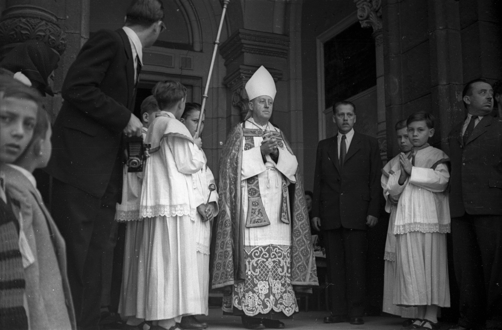 Magyarország, Budapest IX., Bakáts tér, Assisi Szent Ferenc-templom., 1955, Hámori Gyula, Budapest, ornátus, püspöksüveg, püspök, fényképezőgép, Fortepan #123552