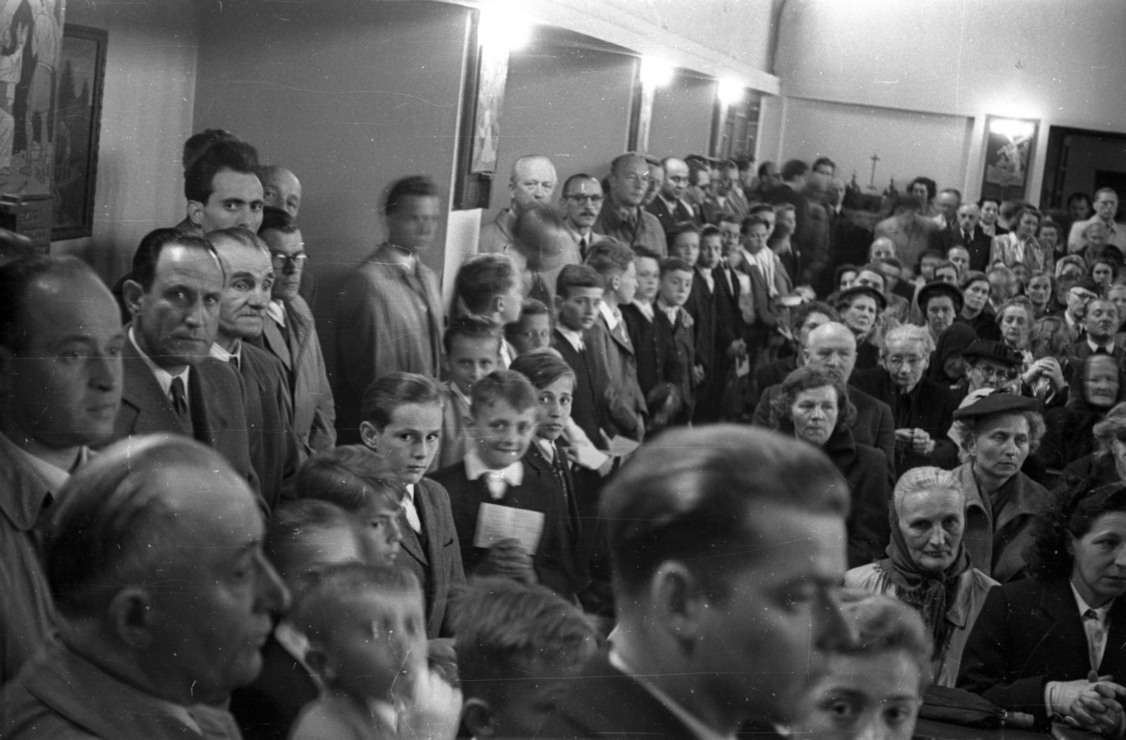 Magyarország, Budapest XII., a mai Apor Vilmos tér, Felső-Krisztinavárosi Keresztelő Szent János-templom., 1955, Hámori Gyula, Budapest, hívő, templombelső, Fortepan #123554