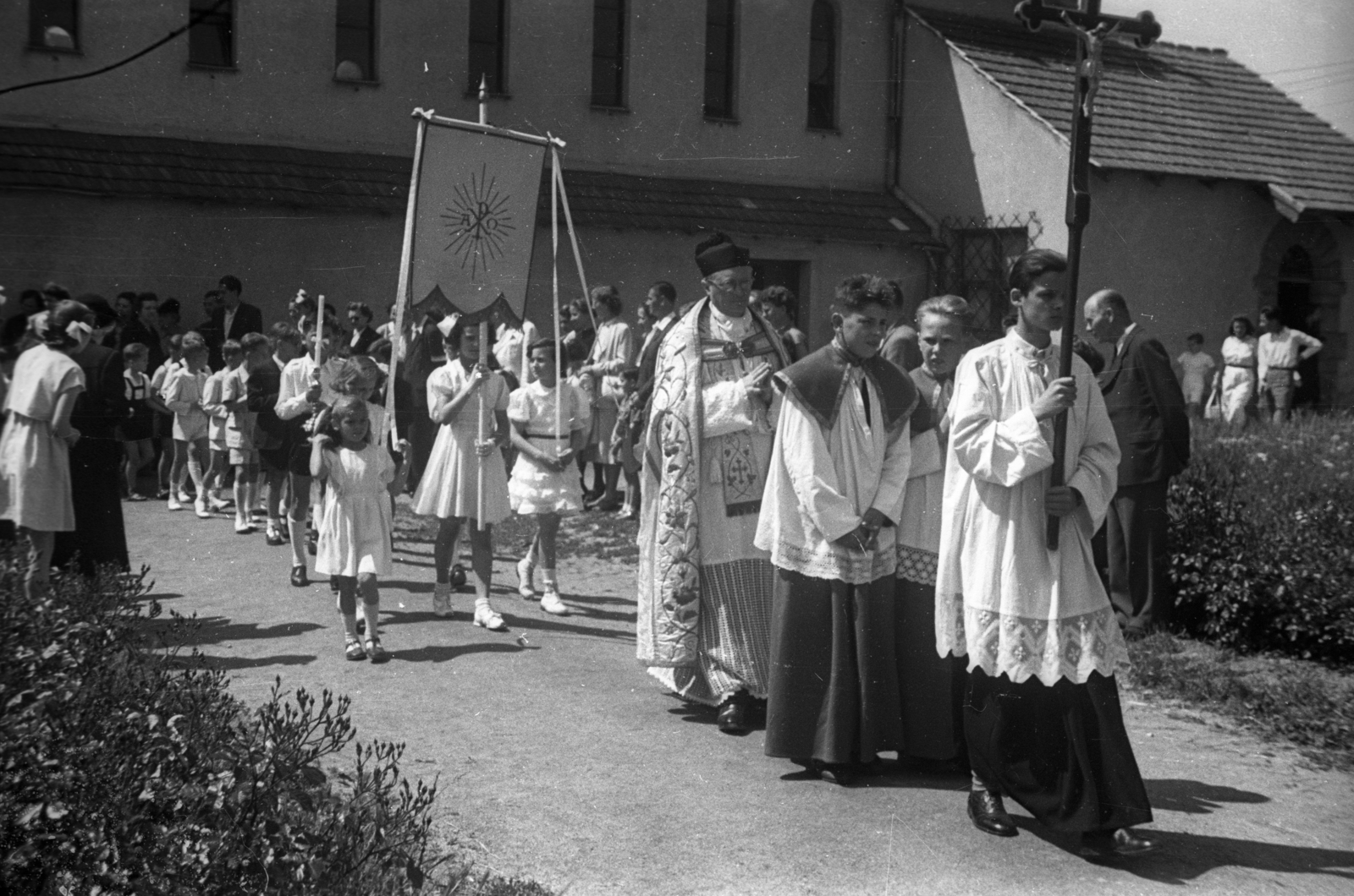 Hungary, Budapest XII., a felvétel a mai Apor Vilmos téren készült. Elsőáldozók a Felső-Krisztinavárosi Keresztelő Szent János-templom mellett., 1955, Hámori Gyula, Budapest, crucifix, priest, march, Fortepan #123563