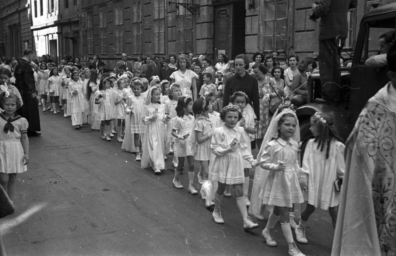 Hungary, Budapest VIII., Gyulai Pál utca a Stáhly utcától a Kőfaragó utca felé nézve, elsőáldozók., 1954, Hámori Gyula, Budapest, girls, First Communion, Fortepan #123565