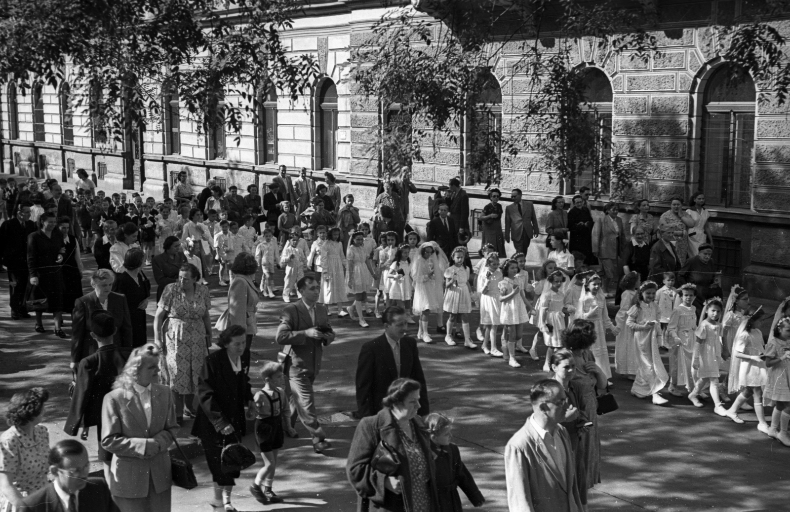 Hungary, Budapest VIII., Gyulai Pál utca a Rókus kórháztól a Stáhly utca felé nézve, elsőáldozók., 1954, Hámori Gyula, Budapest, march, girls, First Communion, Fortepan #123571