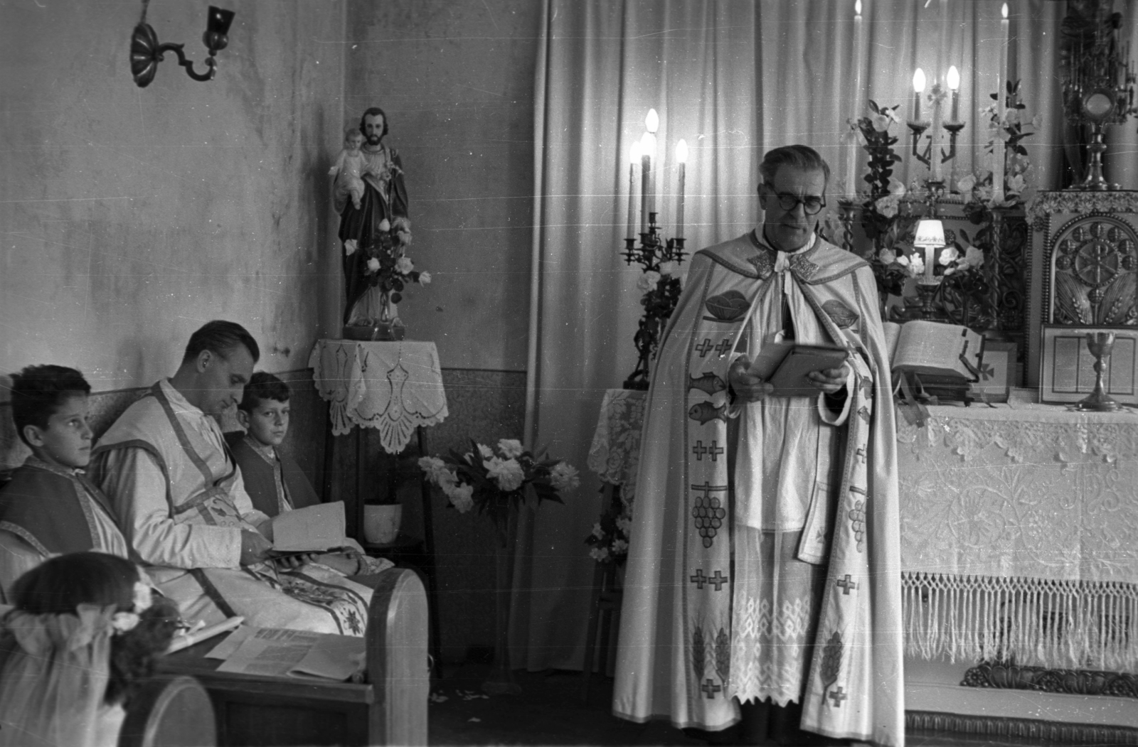 Hungary, Budapest XII., Hegyalja út 139., az egykori vendéglő helyén kialakított templom., 1954, Hámori Gyula, Budapest, priest, altar, Fortepan #123575