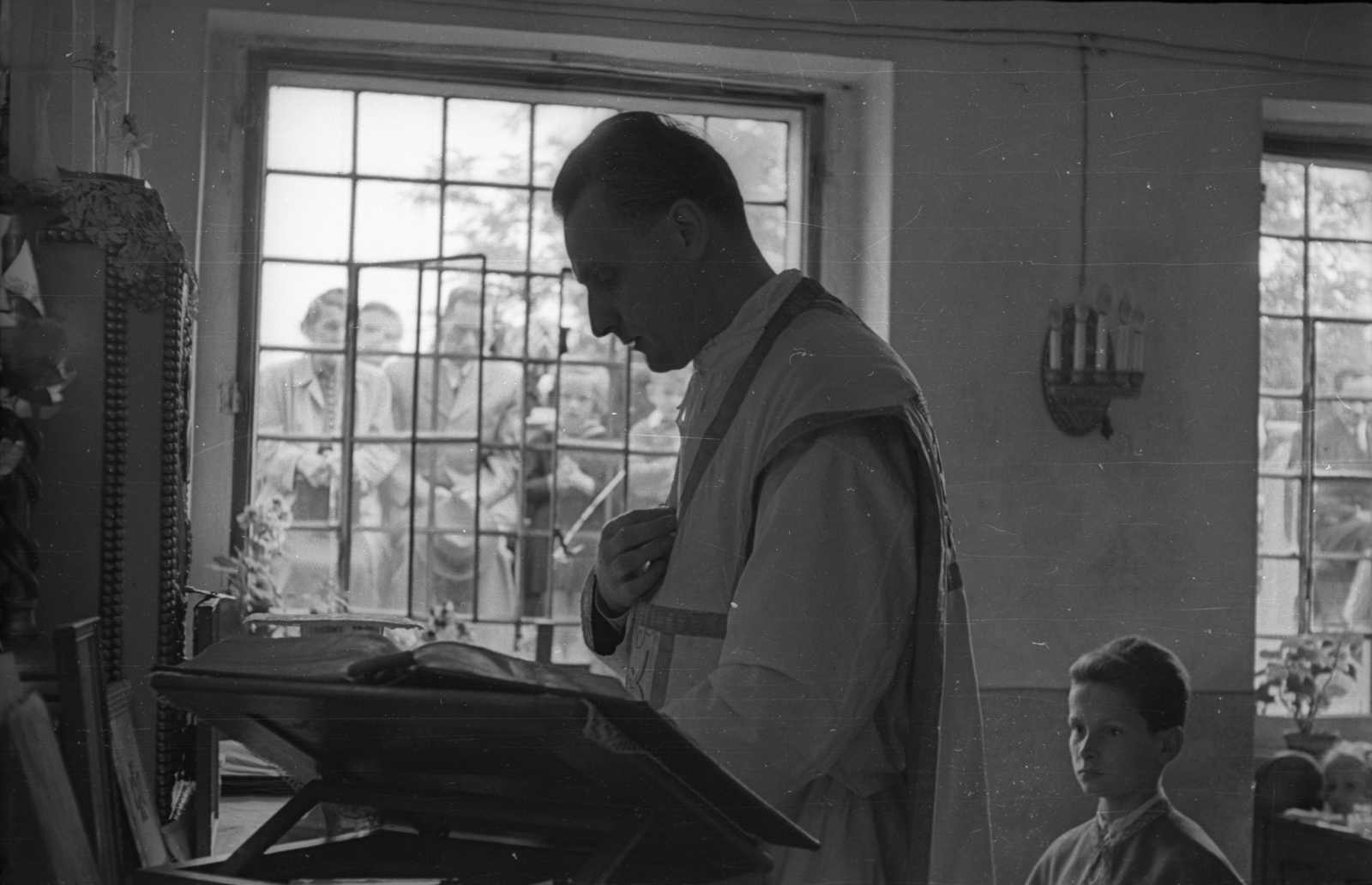 Hungary, Budapest XII., Hegyalja út 139., az egykori vendéglő helyén kialakított templom., 1954, Hámori Gyula, Budapest, window, church interior, priest, devotee, Fortepan #123576