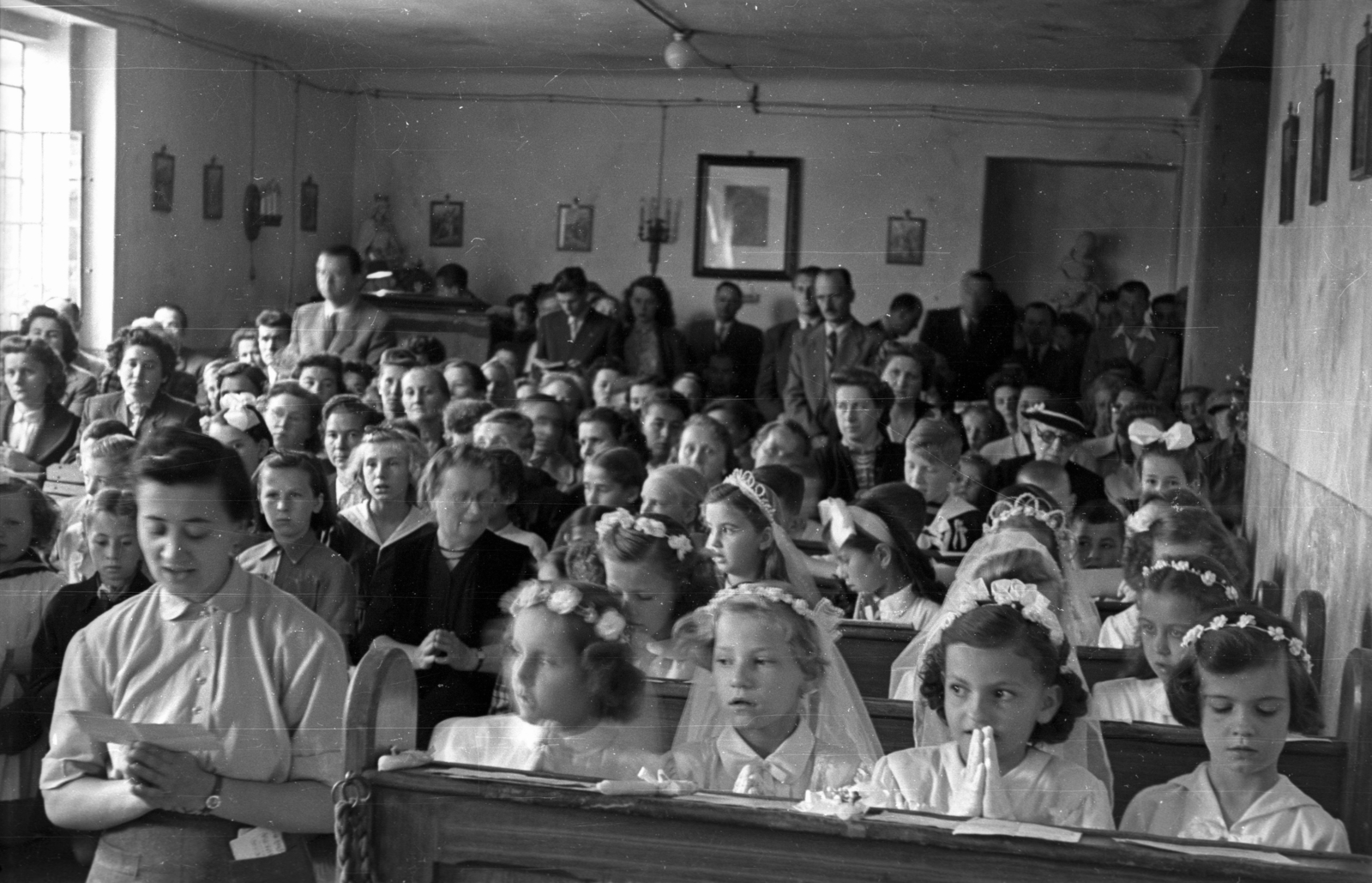 Hungary, Budapest XII., Hegyalja út 139., az egykori vendéglő helyén kialakított templom, elsőáldozók és családtagjaik., 1954, Hámori Gyula, Budapest, church interior, devotee, Fortepan #123577