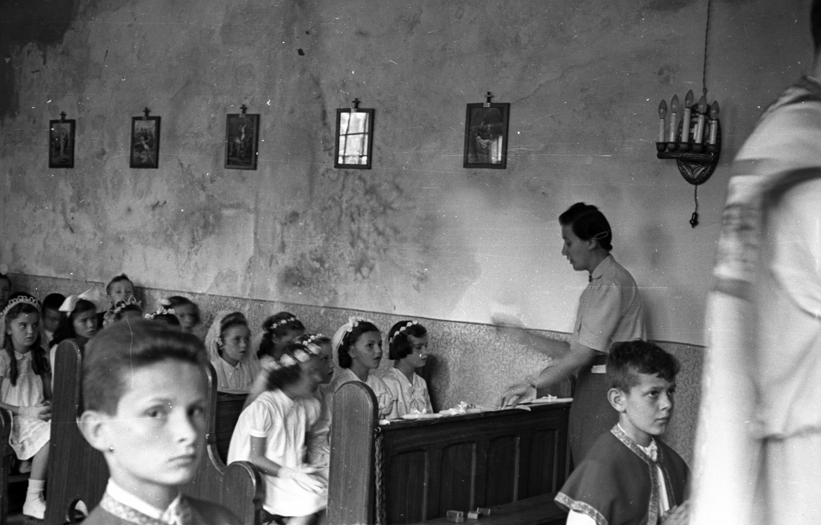 Hungary, Budapest XII., Hegyalja út 139., az egykori vendéglő helyén kialakított templom, elsőáldozók., 1954, Hámori Gyula, Budapest, church interior, Fortepan #123578