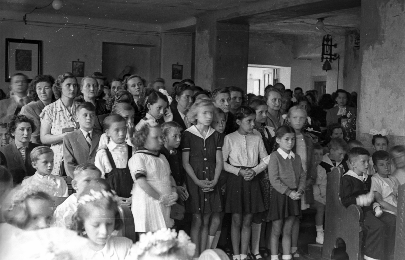 Hungary, Budapest XII., Hegyalja út 139., az egykori vendéglő helyén kialakított templom, elsőáldozók és családtagjaik., 1954, Hámori Gyula, Budapest, church interior, kids, intertwined fingers, Fortepan #123580