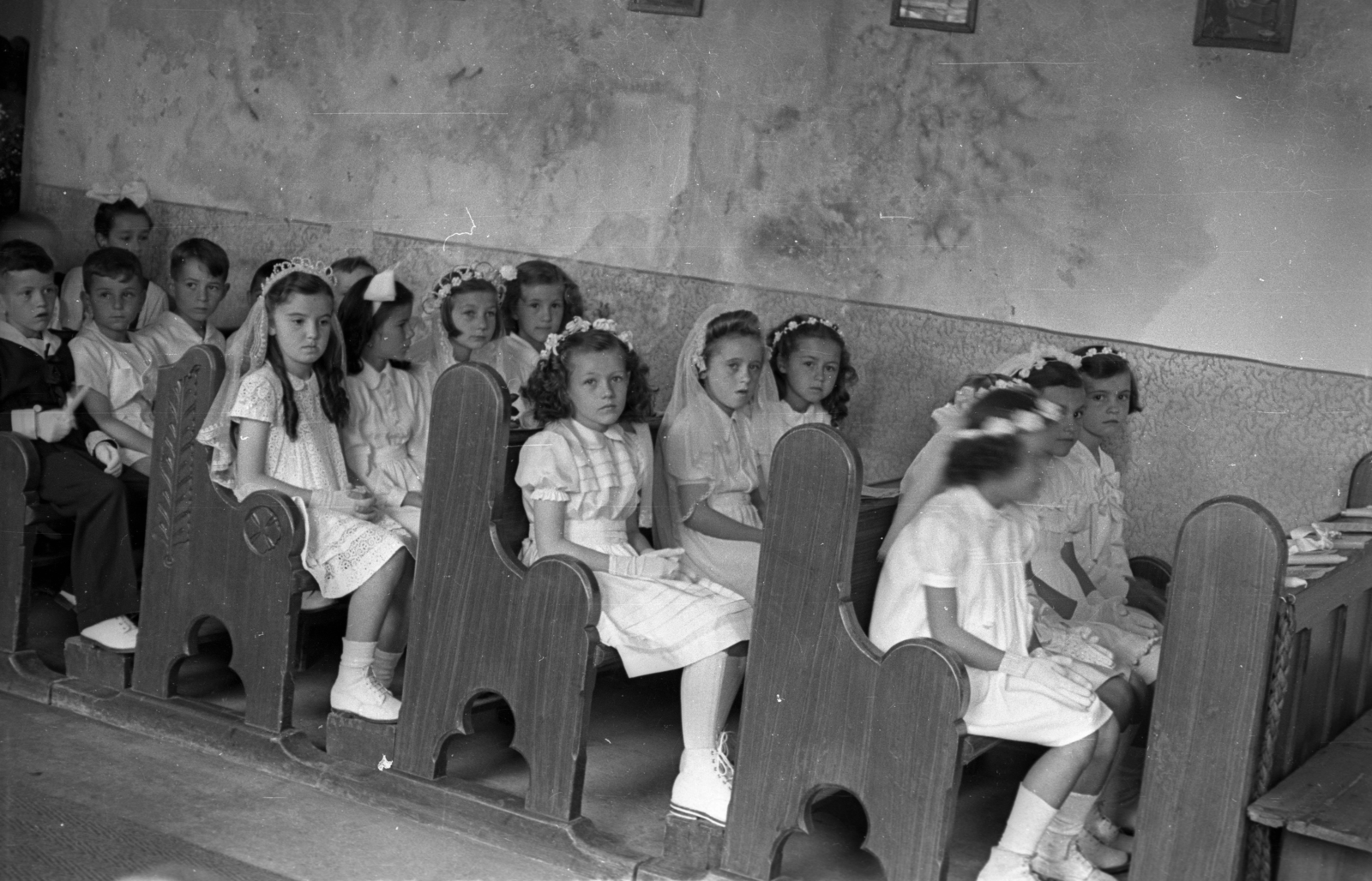 Hungary, Budapest XII., Hegyalja út 139., az egykori vendéglő helyén kialakított templom, elsőáldozók., 1954, Hámori Gyula, Budapest, bench, church interior, First Communion, Fortepan #123581