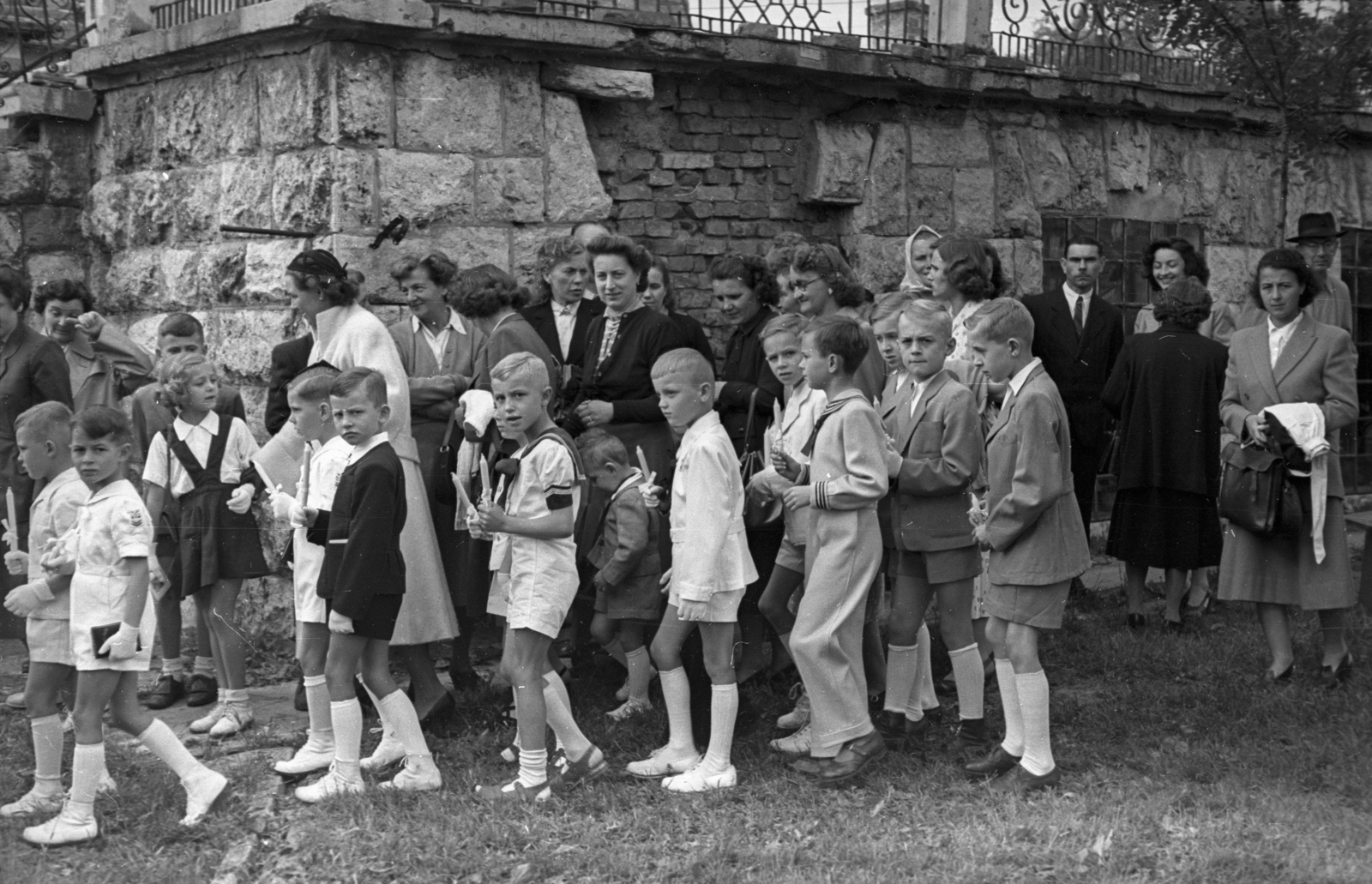 Hungary, Budapest XII., Hegyalja út 139., elsőáldozók az egykori vendéglő helyén kialakított templom előtt., 1954, Hámori Gyula, Budapest, boys, shorts, First Communion, Fortepan #123586