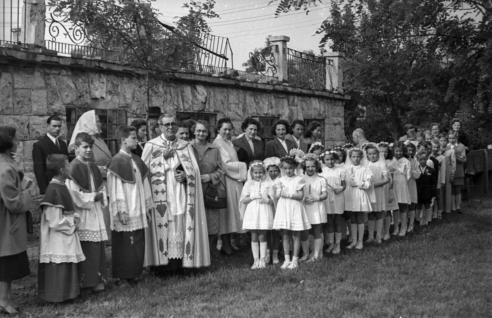 Hungary, Budapest XII., Hegyalja út 139., elsőáldozók az egykori vendéglő helyén kialakított templom előtt., 1954, Hámori Gyula, Budapest, boys, girls, priest, First Communion, Fortepan #123589