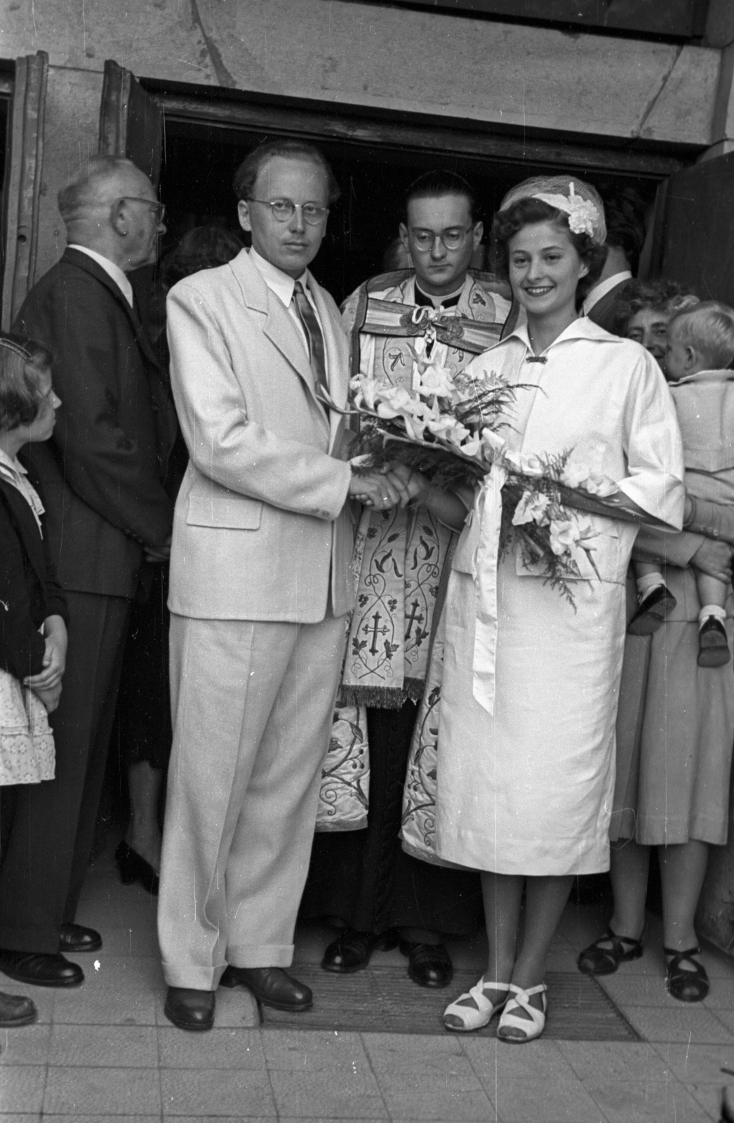 Hungary, Budapest XII., a mai Apor Vilmos tér, a felvétel a Felső-Krisztinavárosi Keresztelő Szent János-templom előtt készült., 1954, Hámori Gyula, bride, groom, Budapest, Fortepan #123592