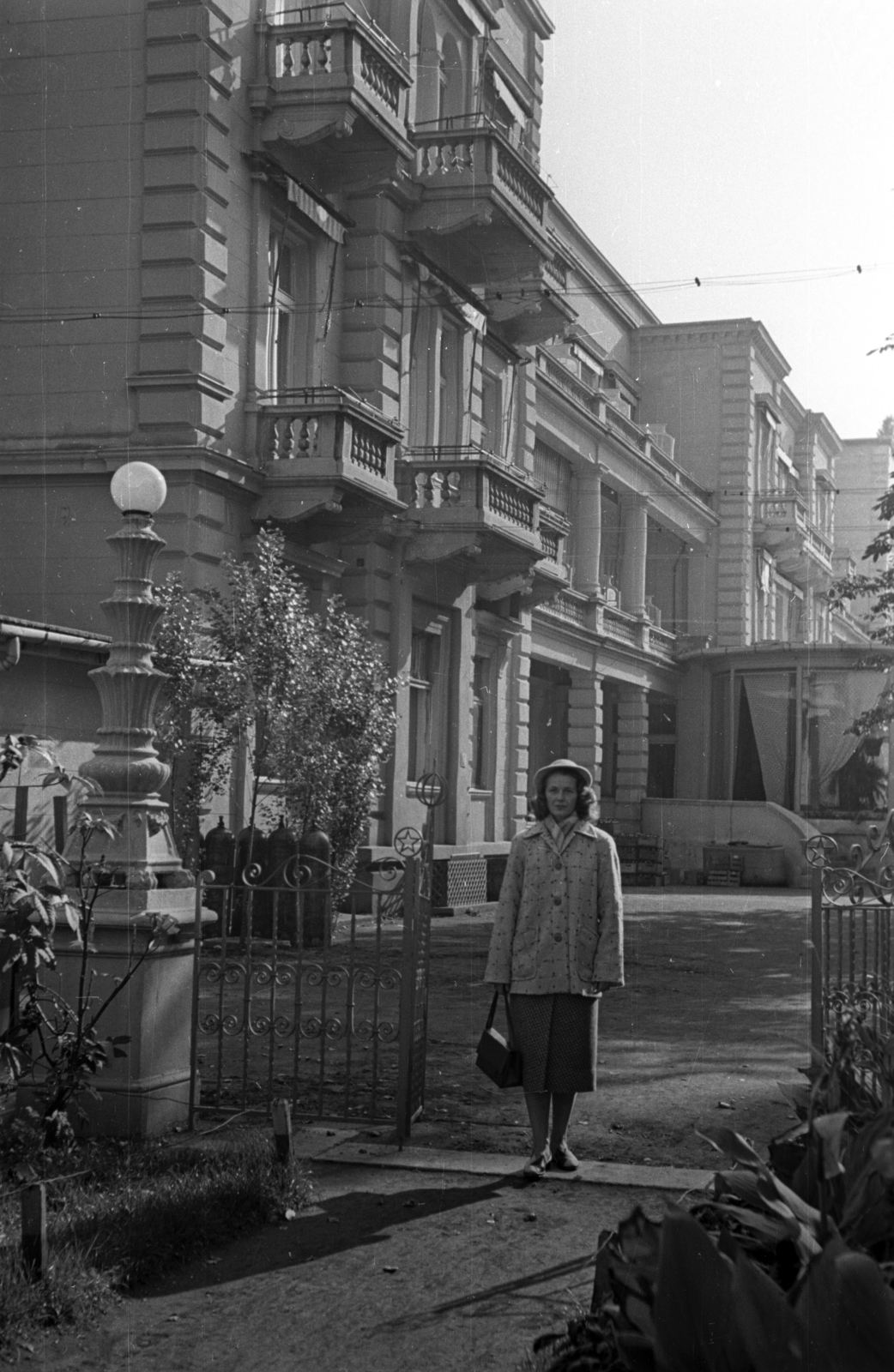 1954, Hámori Gyula, hat, garden, yard, fence, bag, lady, coat, flower bed, Fortepan #123607