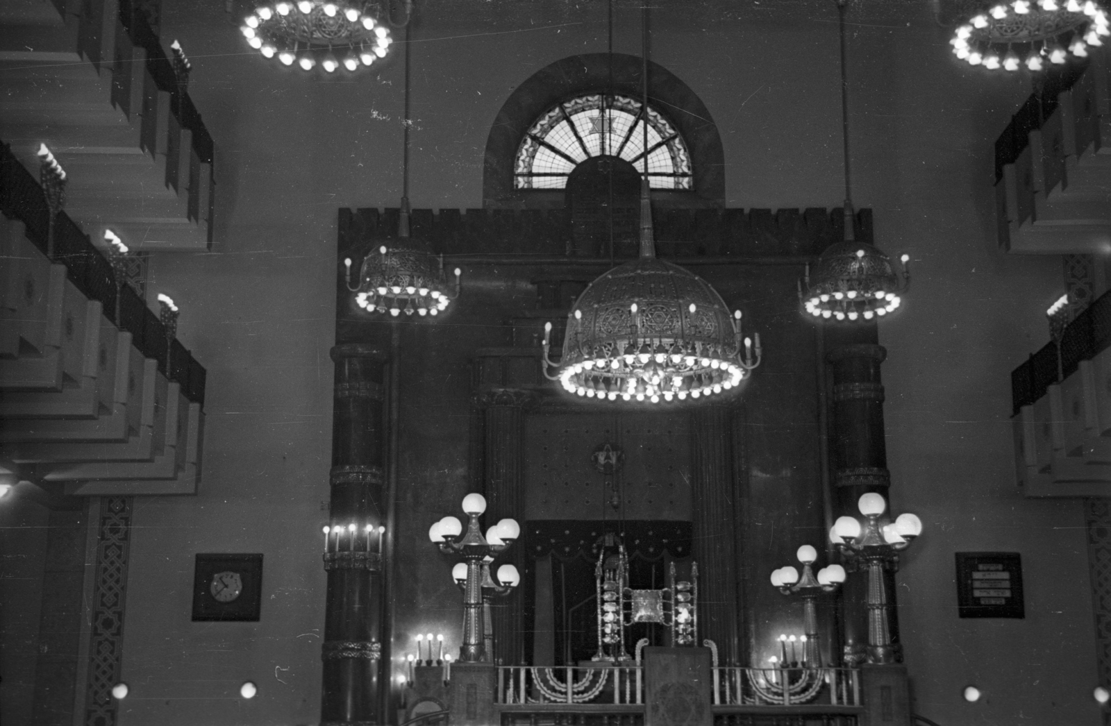 Hungary, Budapest VII., Kazinczy utcai zsinagóga., 1954, Hámori Gyula, Budapest, church interior, ceiling lamp, Fortepan #123619