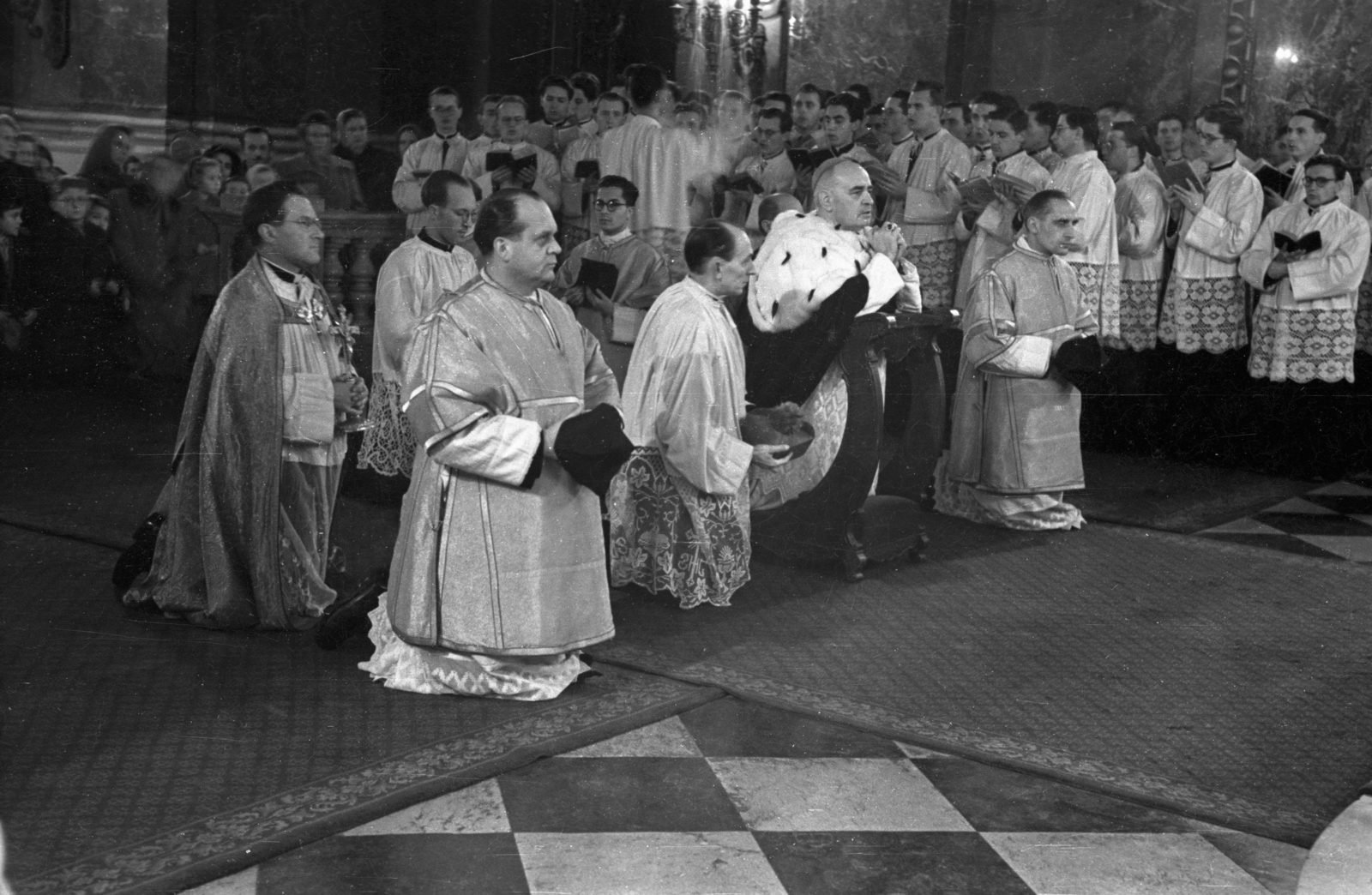 Hungary, Budapest V., Szent István tér, Szent István-bazilika, a felvétel a főoltárnál készült., 1954, Hámori Gyula, Budapest, church interior, priest, surplice, kneeling, Fortepan #123627