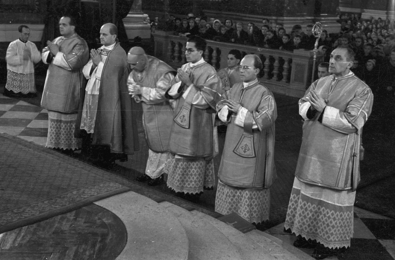 Hungary, Budapest V., Szent István tér, Szent István-bazilika, a felvétel a főoltárnál készült., 1954, Hámori Gyula, Budapest, church interior, priest, Fortepan #123628