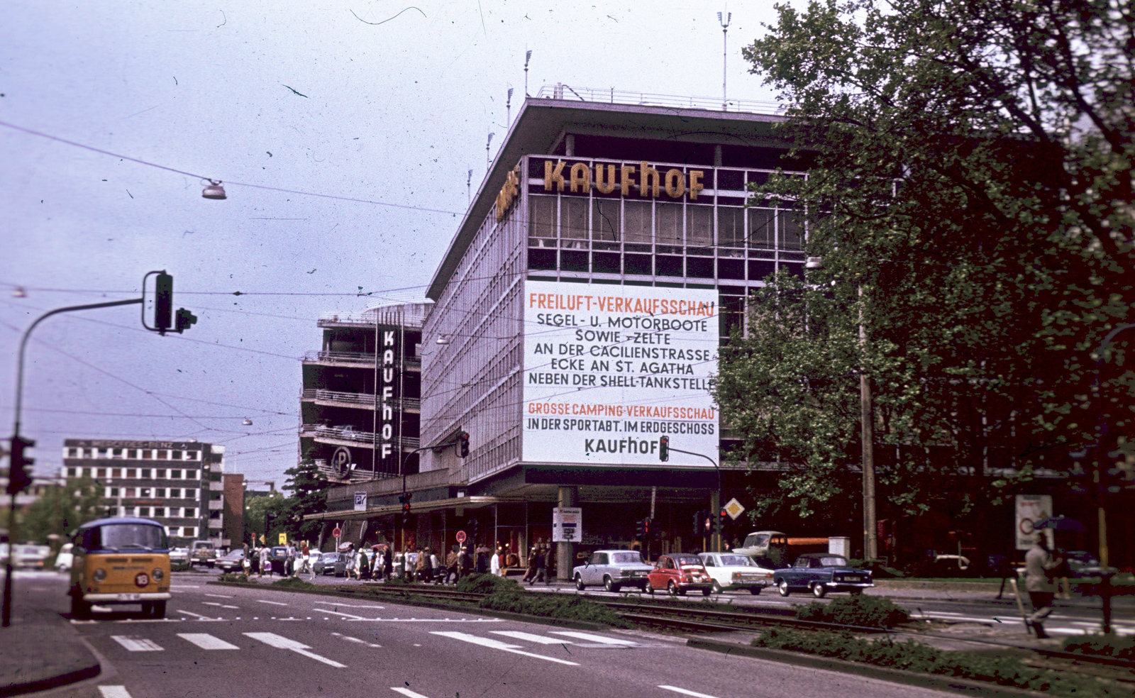 Germany, Köln, Galeria Kaufhof., 1970, G K, colorful, Gerrman brand, street view, Volkswagen-brand, minivan, automobile, FRG, Fortepan #12363