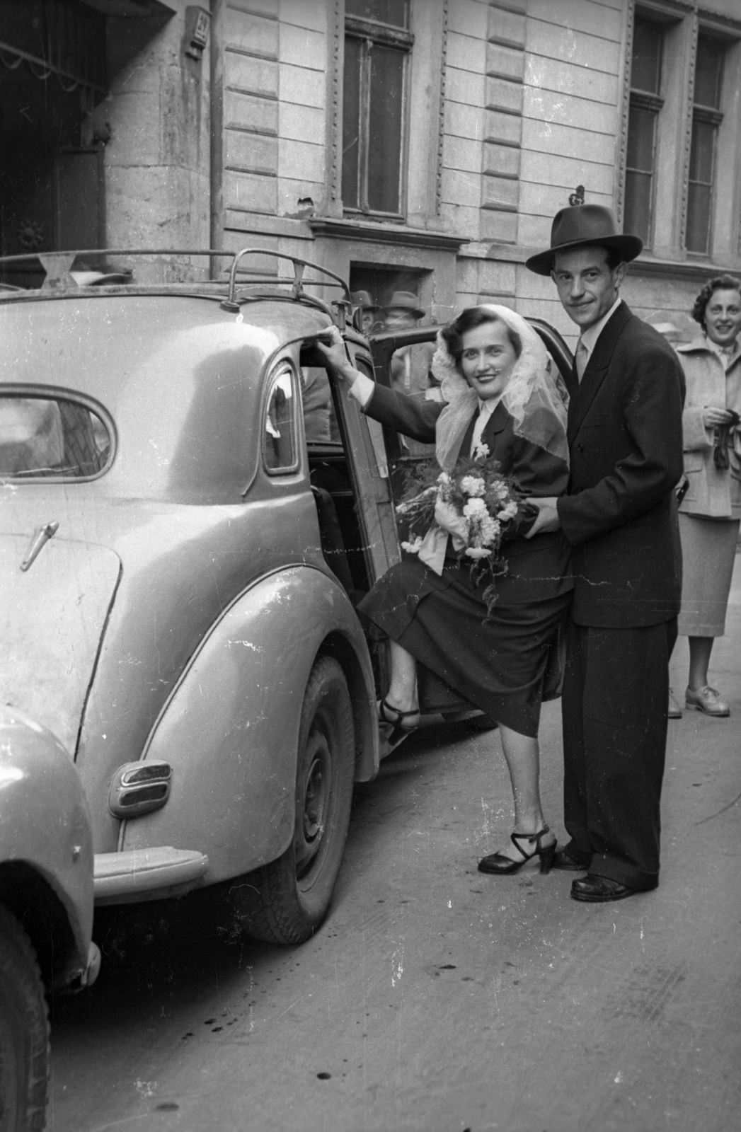 Hungary, Budapest VII., a felvétel a Kazinczy utcai zsinagóga előtt készült, balra az orthodox központ bejárata., 1956, Hámori Gyula, Budapest, entering the car, Fortepan #123636