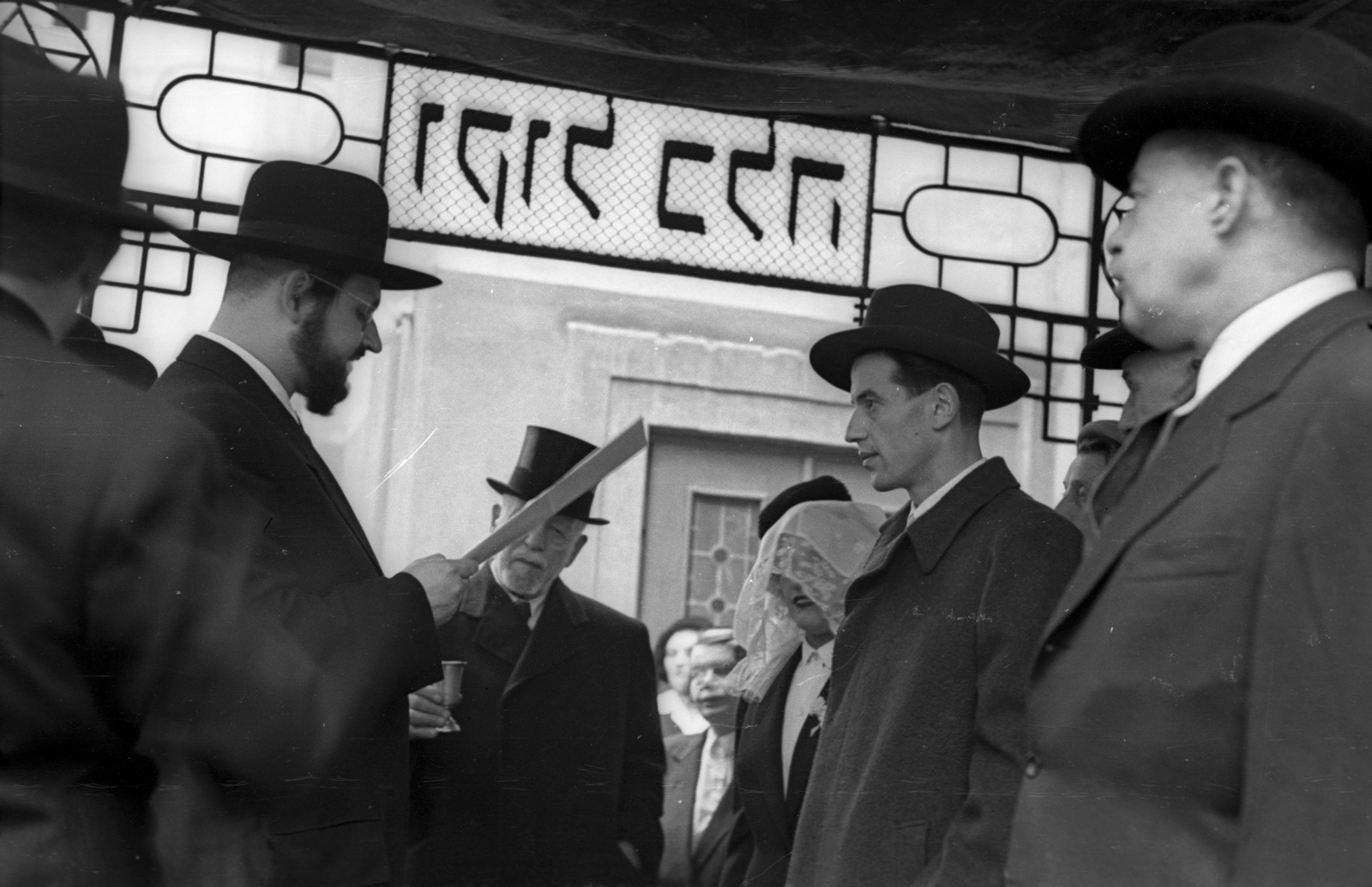 Magyarország, Budapest VII., a Kazinczy utcai orthodox központ udvara, hüpe (menyegzői baldachin) a zsinagógánál., 1956, Hámori Gyula, zsidóság, Budapest, hüpe, Fortepan #123639