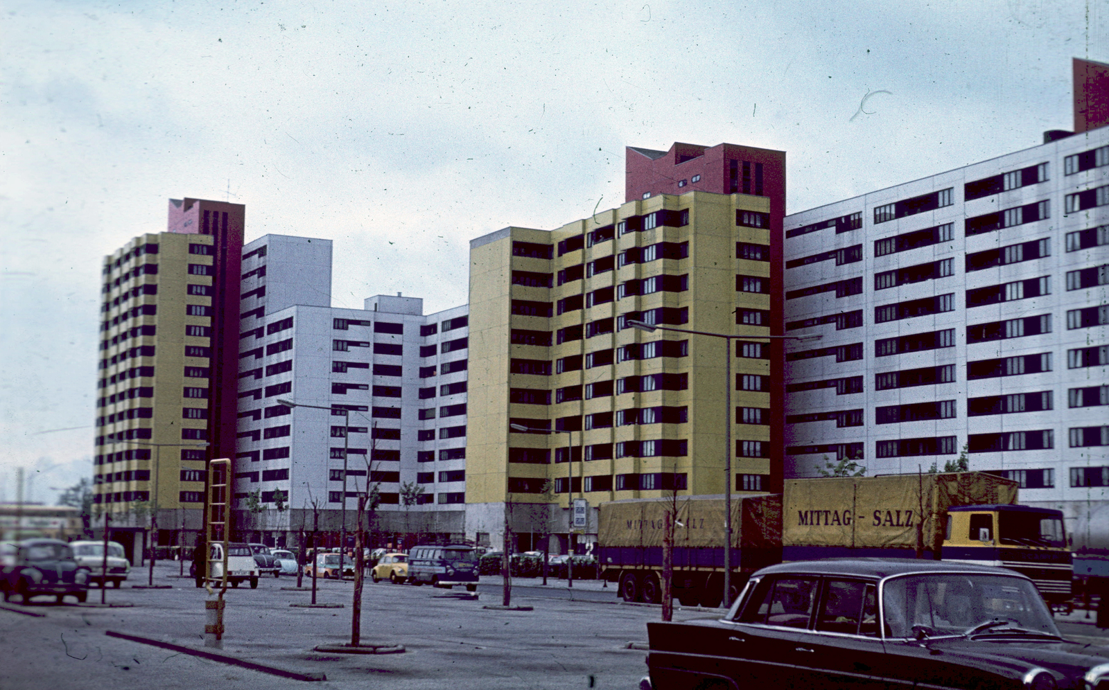 Germany, Berlin, lakóház a Märksches Viertelben., 1970, G K, colorful, Gerrman brand, commercial vehicle, Mercedes-brand, trailer, Volkswagen-brand, automobile, West Berlin, Volkswagen Beetle, Fortepan #12364