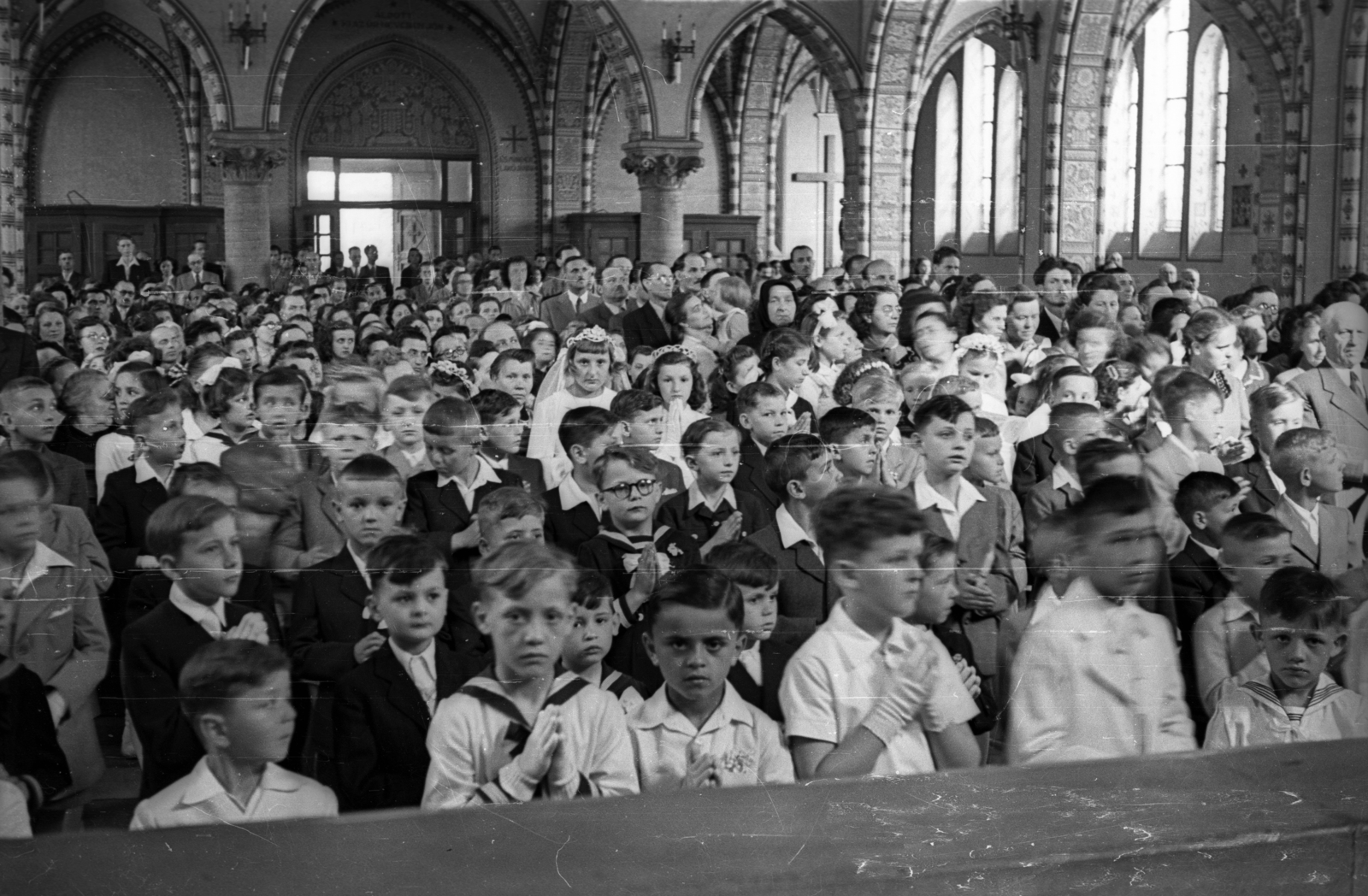 Hungary, Budapest XIII., Béke tér, Szent László-templom, elsőáldozók és családtagjaik., 1956, Hámori Gyula, Catholic Church, Neo-Gothic-style, Budapest, Gyula Petrovácz-design, Fortepan #123643