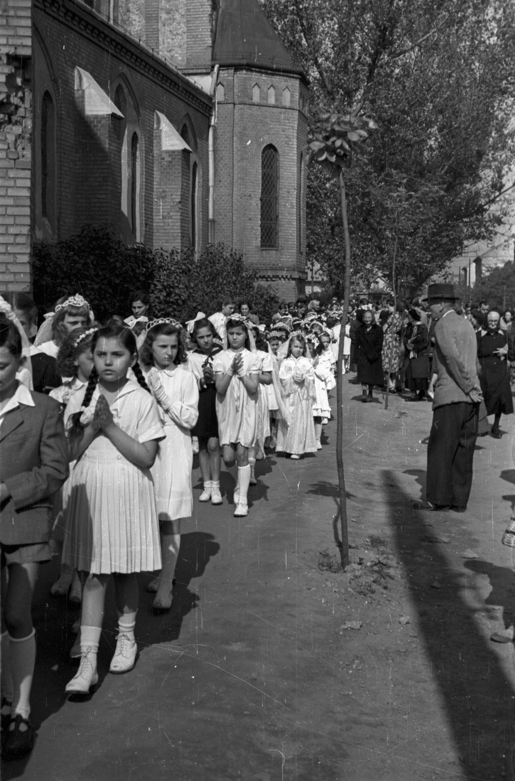 Hungary, Budapest XIII., elsőáldozók a Béke téri Szent László-templom Országbíró utca felőli oldalánál., 1956, Hámori Gyula, Catholic Church, Neo-Gothic-style, Budapest, Gyula Petrovácz-design, Fortepan #123646