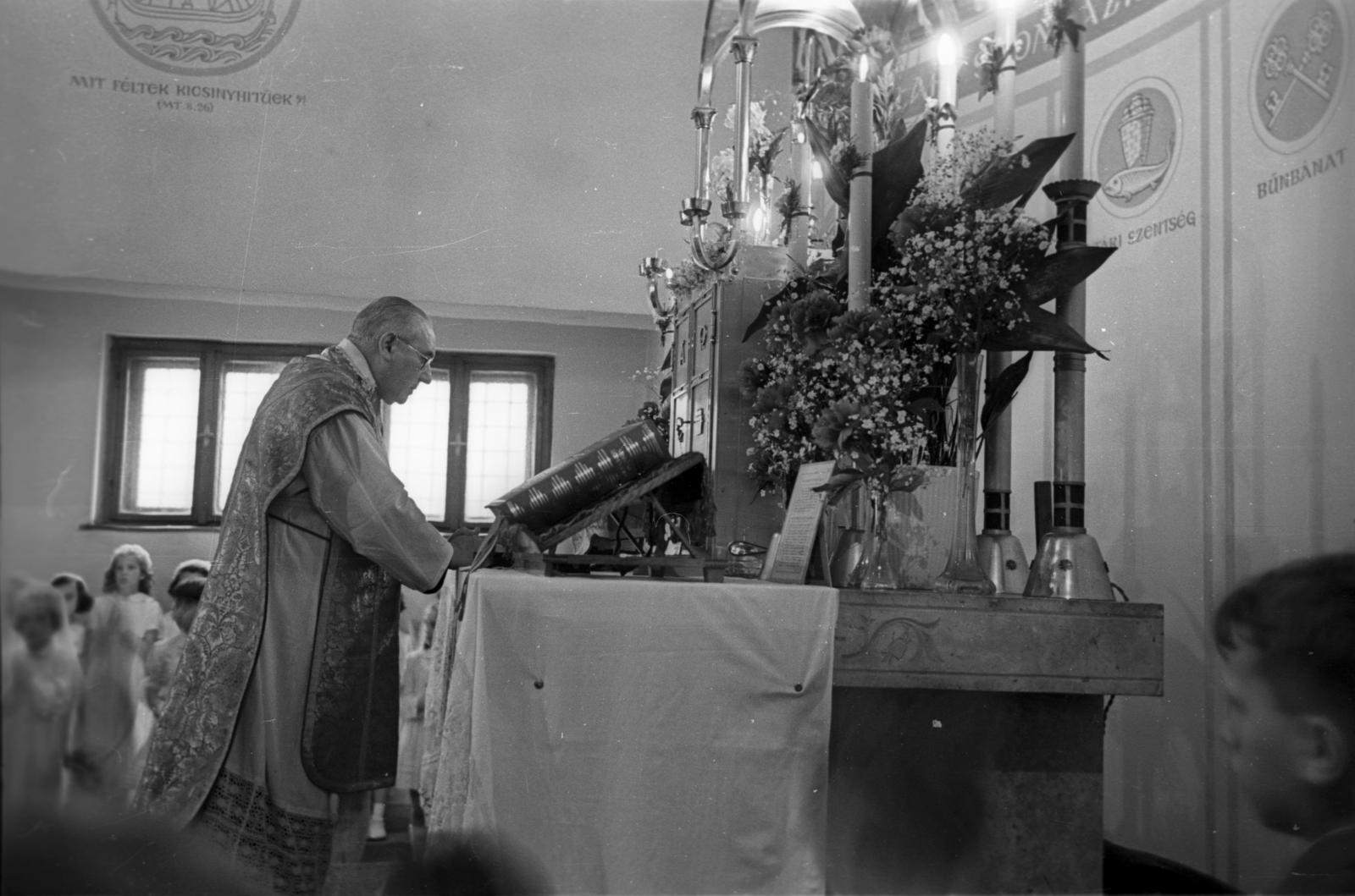 Hungary, Budapest VIII., Gyulai Pál utca, Szent Rókus-kápolna, elsőáldozók., 1956, Hámori Gyula, Budapest, vestments, altar, Fortepan #123647