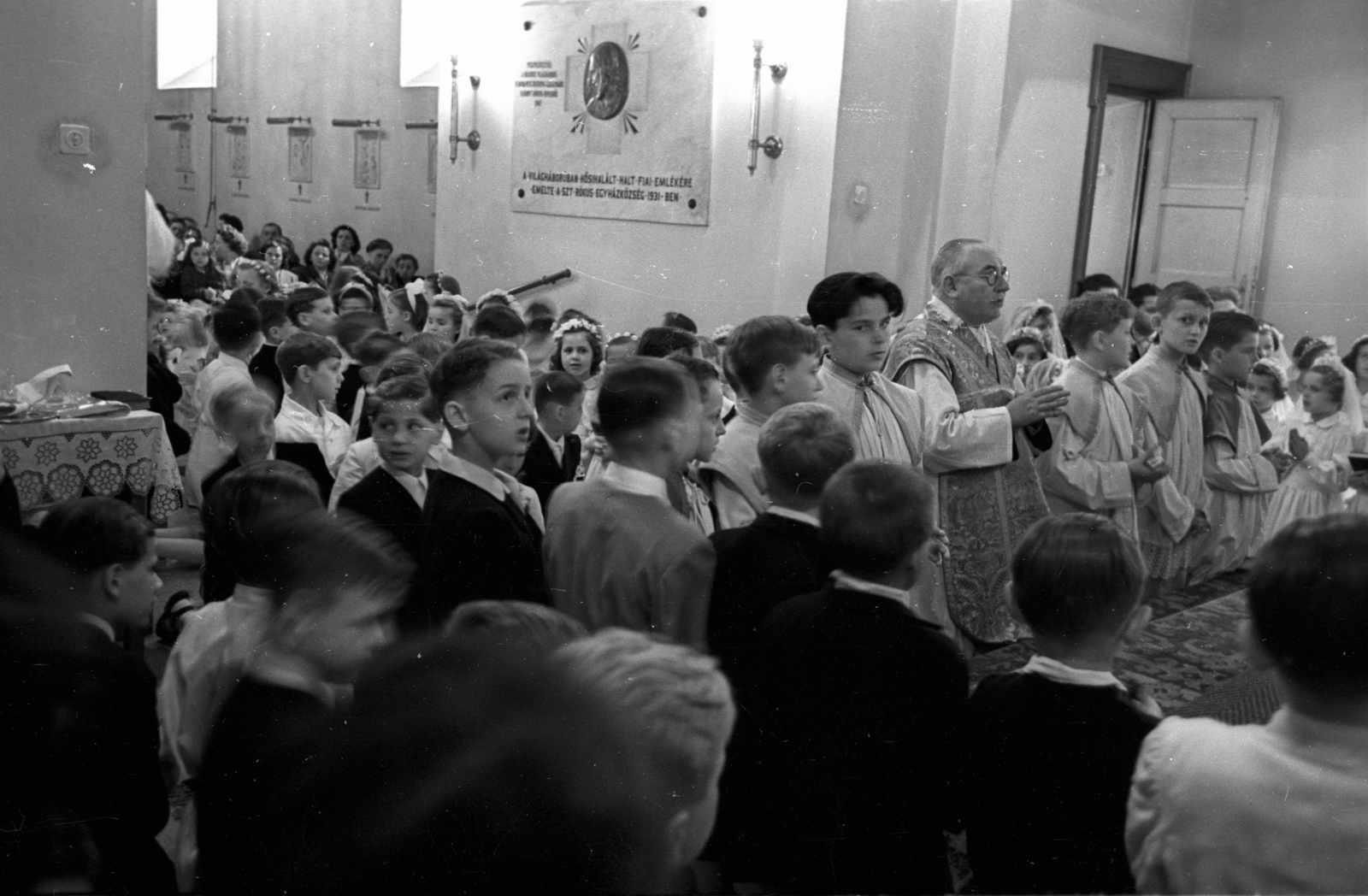Hungary, Budapest VIII., Gyulai Pál utca, Szent Rókus-kápolna, elsőáldozók., 1956, Hámori Gyula, Budapest, church interior, Fortepan #123648