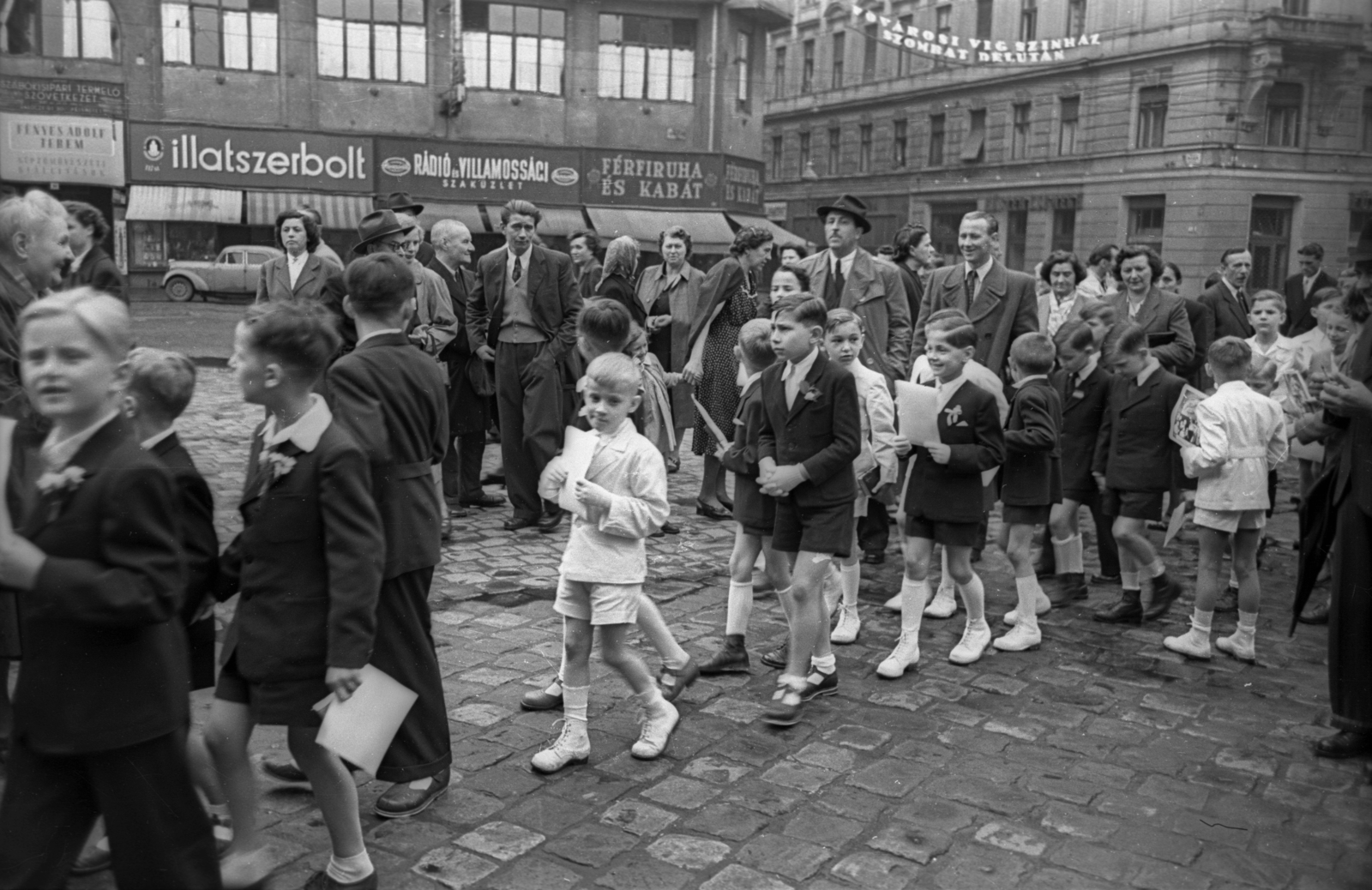 Hungary, Budapest VIII.,Budapest VII., Rákóczi út, szemben a Nyár utca, elsőáldozók a Szent Rókus-kápolna előtt., 1956, Hámori Gyula, Budapest, boys, Fortepan #123651