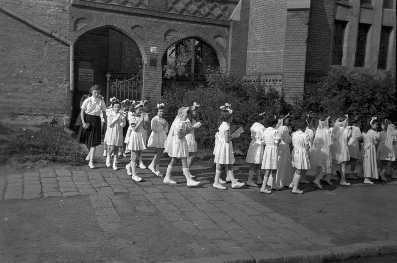 Hungary, Budapest XIII., elsőáldozók a Béke téri Szent László-templom plébániája előtt, a templom Országbíró utca felőli oldalánál., 1956, Hámori Gyula, Catholic Church, Neo-Gothic-style, Budapest, Gyula Petrovácz-design, girls, white dress, Fortepan #123653
