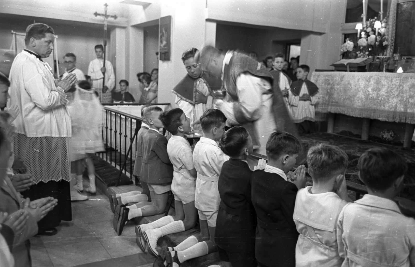 Hungary, Budapest XII., a mai Apor Vilmos tér, Felső-Krisztinavárosi Keresztelő Szent János-templom, elsőáldozás., 1956, Hámori Gyula, Budapest, boys, kneeling, Fortepan #123659