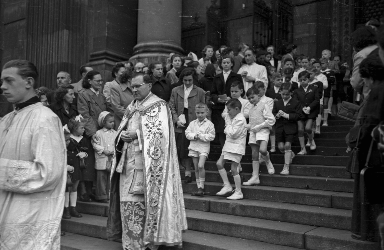 Hungary, Budapest V., Szent István tér, elsőáldozók a Szent István-bazilika előtt., 1956, Hámori Gyula, Budapest, stairs, kids, vestments, Fortepan #123662