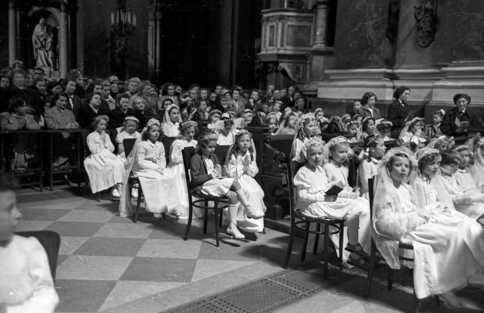 Hungary, Budapest V., Szent István tér, Szent István-bazilika, elsőáldozók., 1956, Hámori Gyula, Budapest, girls, white dress, hair clip, Fortepan #123664