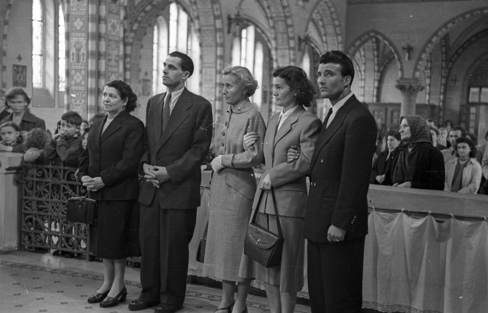 Magyarország, Budapest XIII., Béke tér, Szent László-templom., 1956, Hámori Gyula, katolikus, neogótika, Budapest, kart karba öltve, összekulcsolt kéz, Petrovácz Gyula-terv, Fortepan #123670