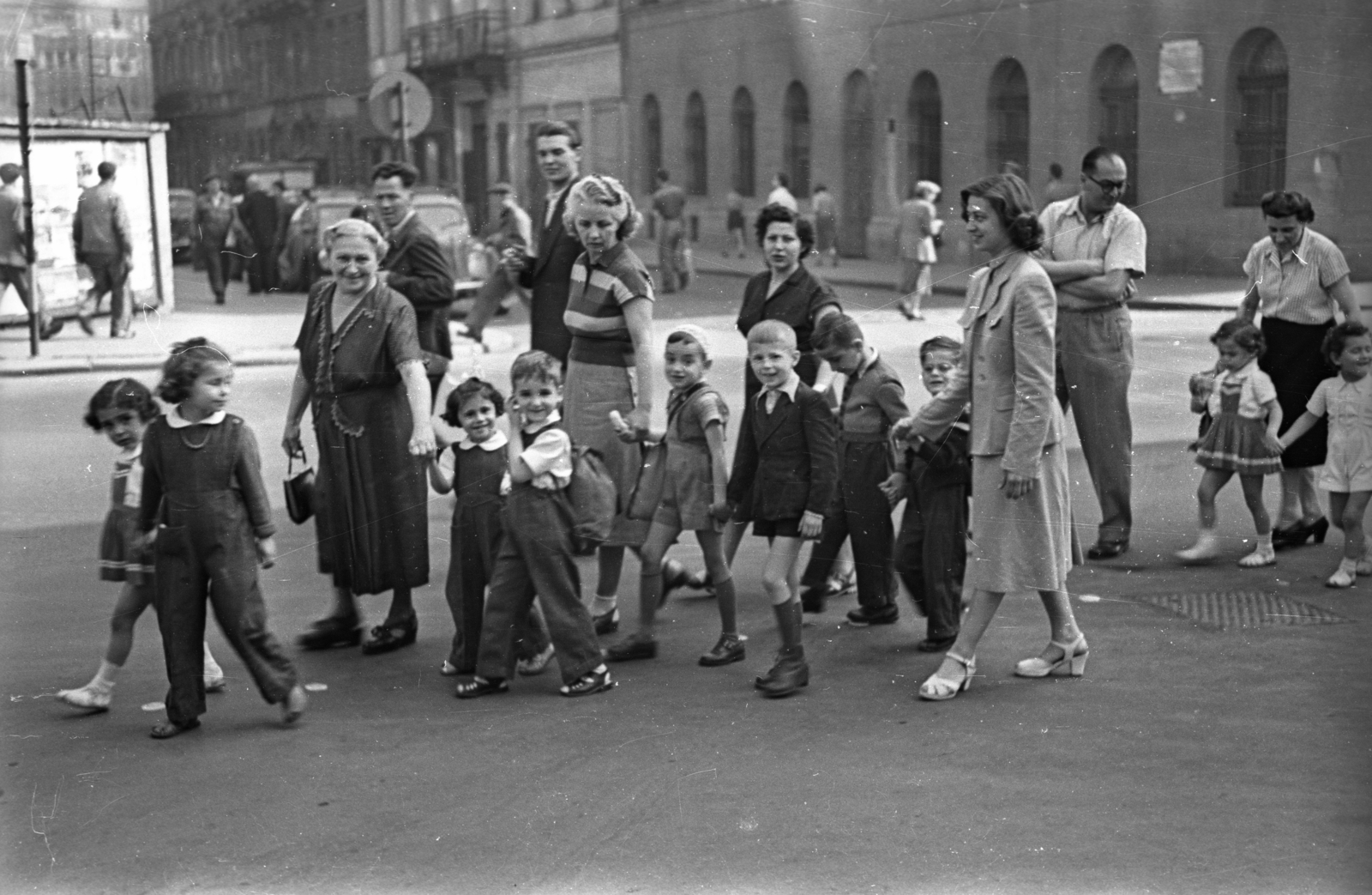 Magyarország, Budapest V., József Attila utca, szemben a Hercegprímás (Alpári Gyula) utca., 1956, Hámori Gyula, Budapest, gyerekek, kézenfogva, séta, Fortepan #123674