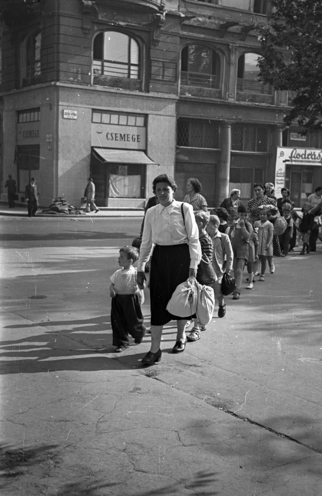 Magyarország, Budapest V., Erzsébet (Engels) tér, szemben a József Attila utca - Sas (Guszev) utca sarok., 1956, Hámori Gyula, Budapest, fodrászat, gyerekek, Csemege vállalat, Fortepan #123676