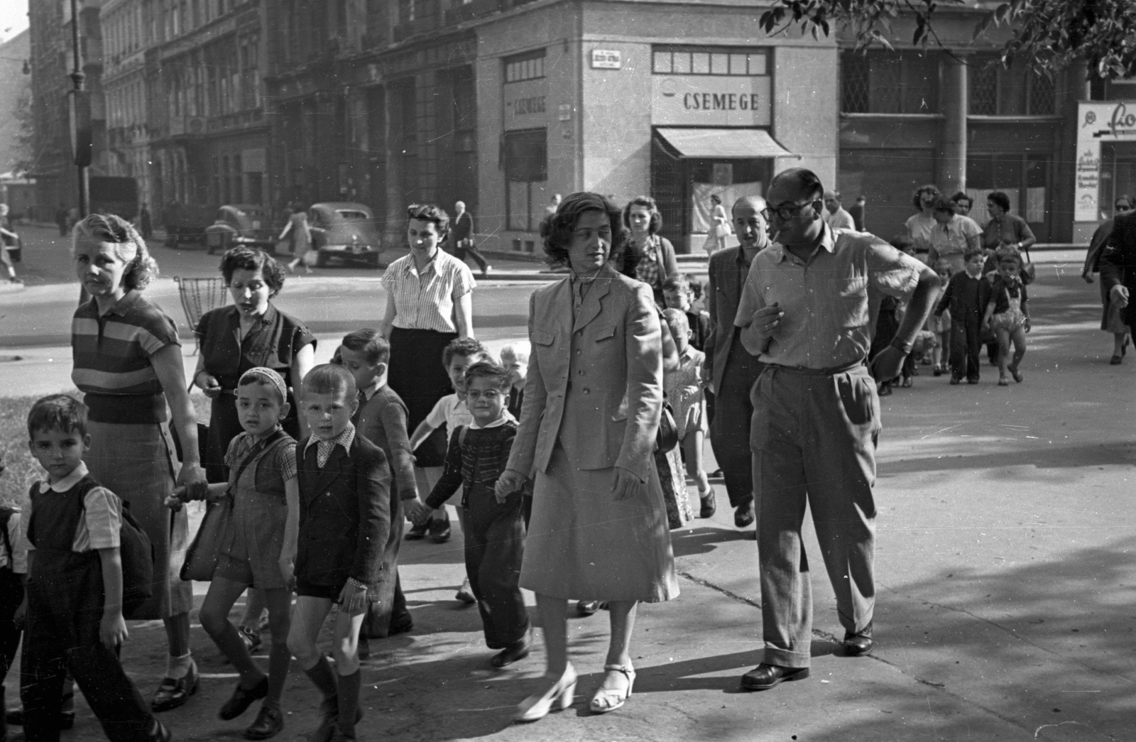 Magyarország, Budapest V., Erzsébet (Engels) tér, szemben a József Attila utca - Sas (Guszev) utca sarok., 1956, Hámori Gyula, Budapest, gyerekek, kosztüm, Fortepan #123678