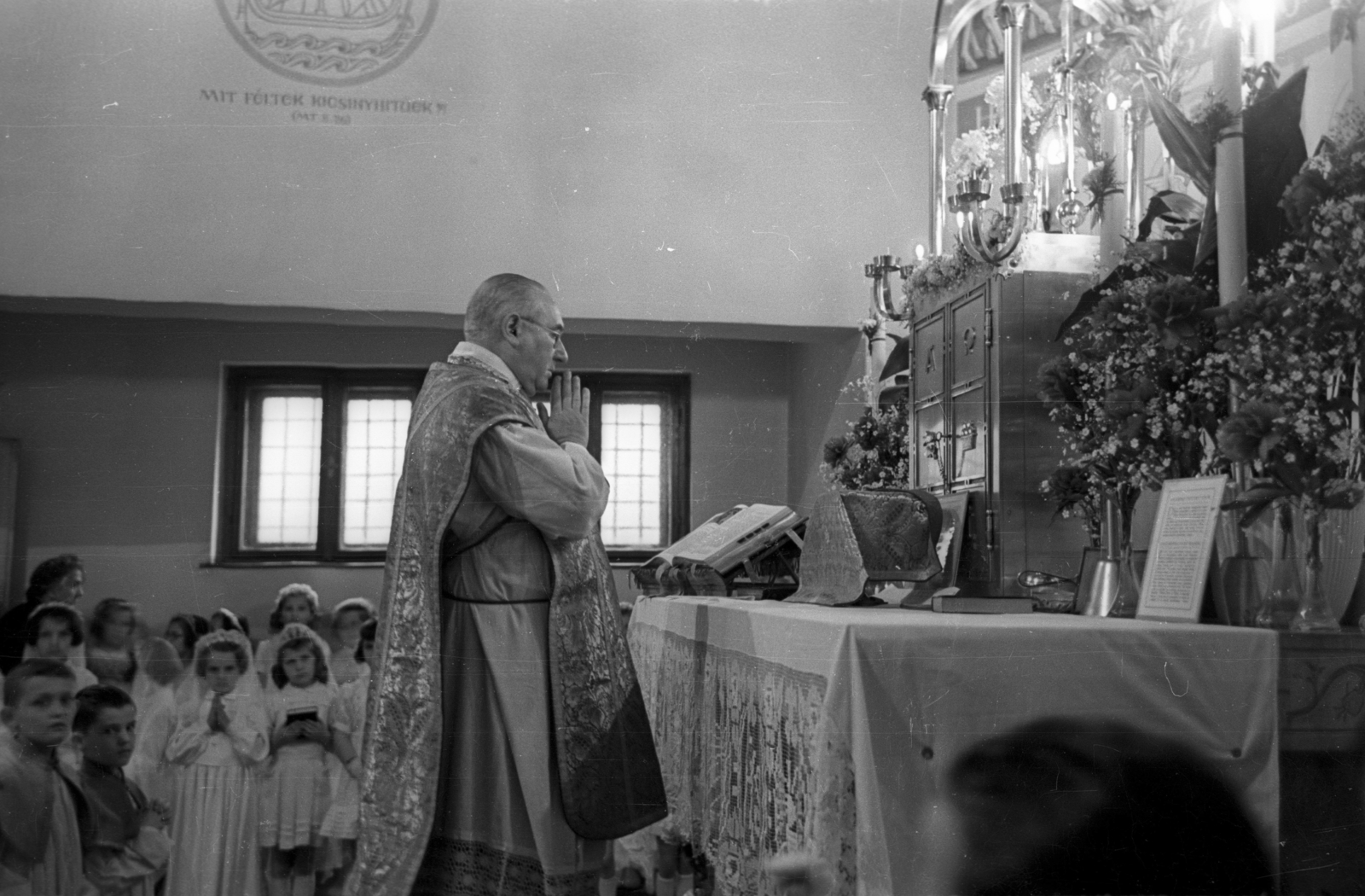 Magyarország, Budapest VIII., Gyulai Pál utca, Szent Rókus-kápolna, elsőáldozók., 1956, Hámori Gyula, Budapest, pap, oltár, ima, Fortepan #123682