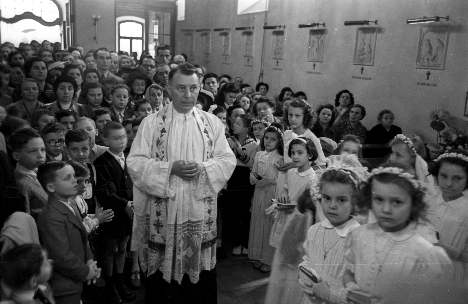 Hungary, Budapest VIII., Gyulai Pál utca, Szent Rókus-kápolna, elsőáldozók., 1956, Hámori Gyula, Budapest, priest, kids, surplice, devotee, Fortepan #123683