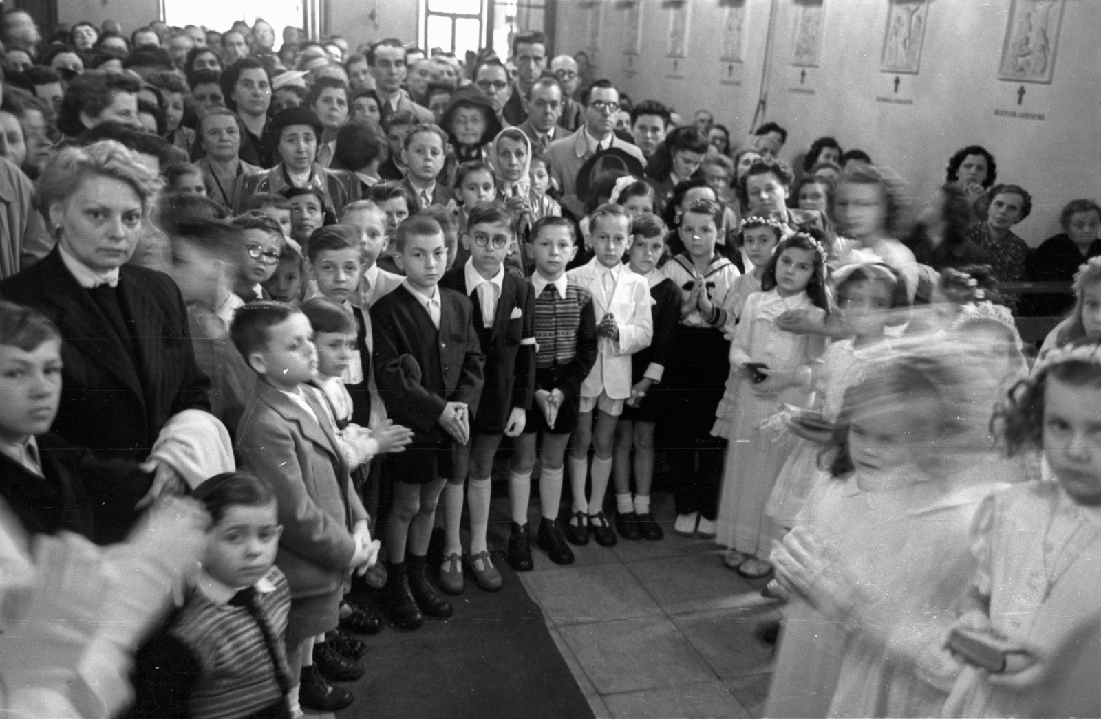 Magyarország, Budapest VIII., Gyulai Pál utca, Szent Rókus-kápolna, elsőáldozók., 1956, Hámori Gyula, Budapest, ünneplő ruha, gyerekek, Fortepan #123684