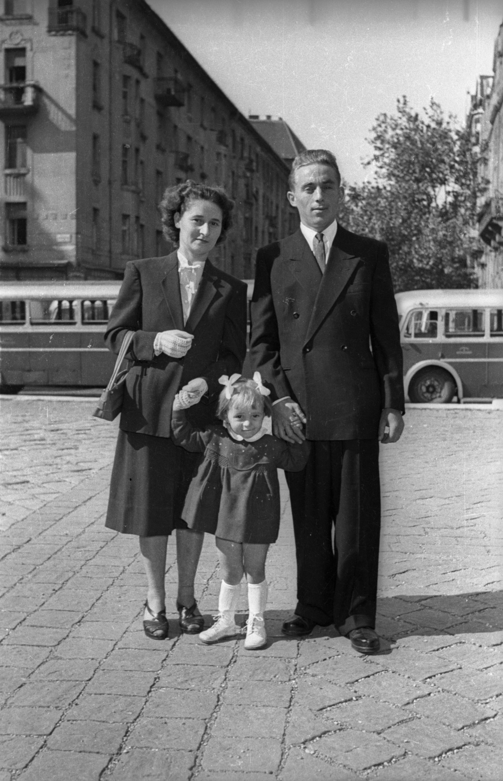Magyarország, Budapest IX., Bakáts tér, a felvétel az Assisi Szent Ferenc-templom előtt készült. Háttérben a Bakáts utca., 1956, Hámori Gyula, Budapest, család, ünneplő ruha, Fortepan #123689