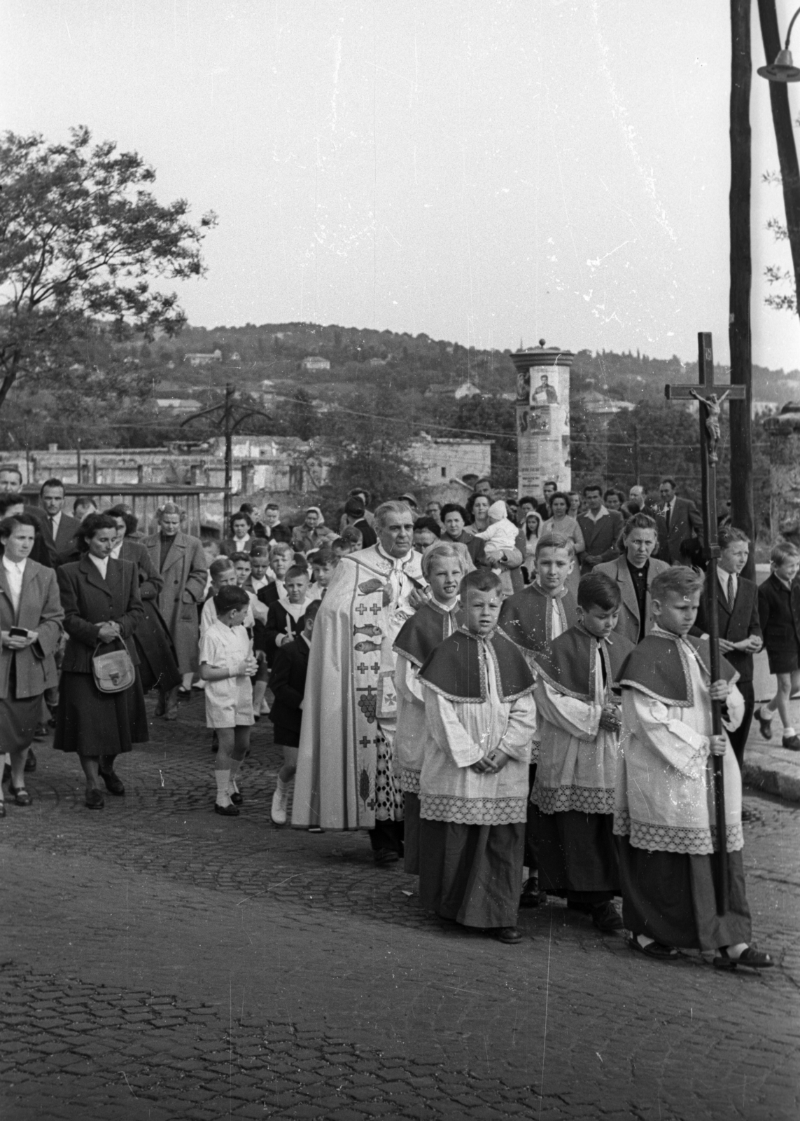 Magyarország, Budapest XII., elsőáldozók a Hegyalja úton, háttérben a Németvölgyi út és a lerombolt Keresztes Szent János-temetőkápolna a Farkasréti temetőben., 1956, Hámori Gyula, Budapest, feszület, ministráns, ornátus, Fortepan #123692
