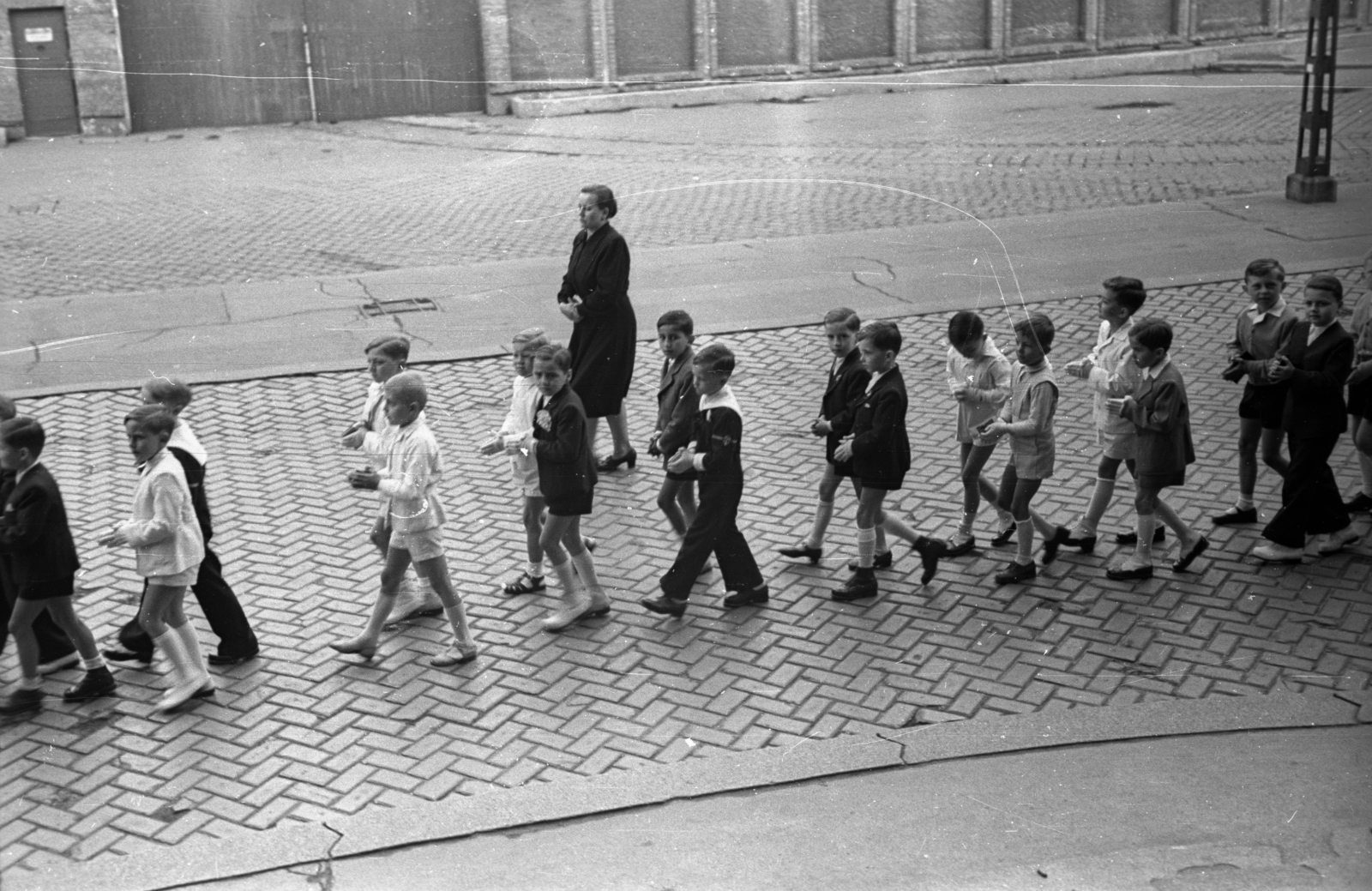 Magyarország, Budapest V., Szent István tér, elsőáldozók a Szent István-bazilika előtt. Háttérben a metróépítés üzemi területe., 1956, Hámori Gyula, Budapest, felvonulás, fiúk, ünneplő ruha, keramit, Fortepan #123696