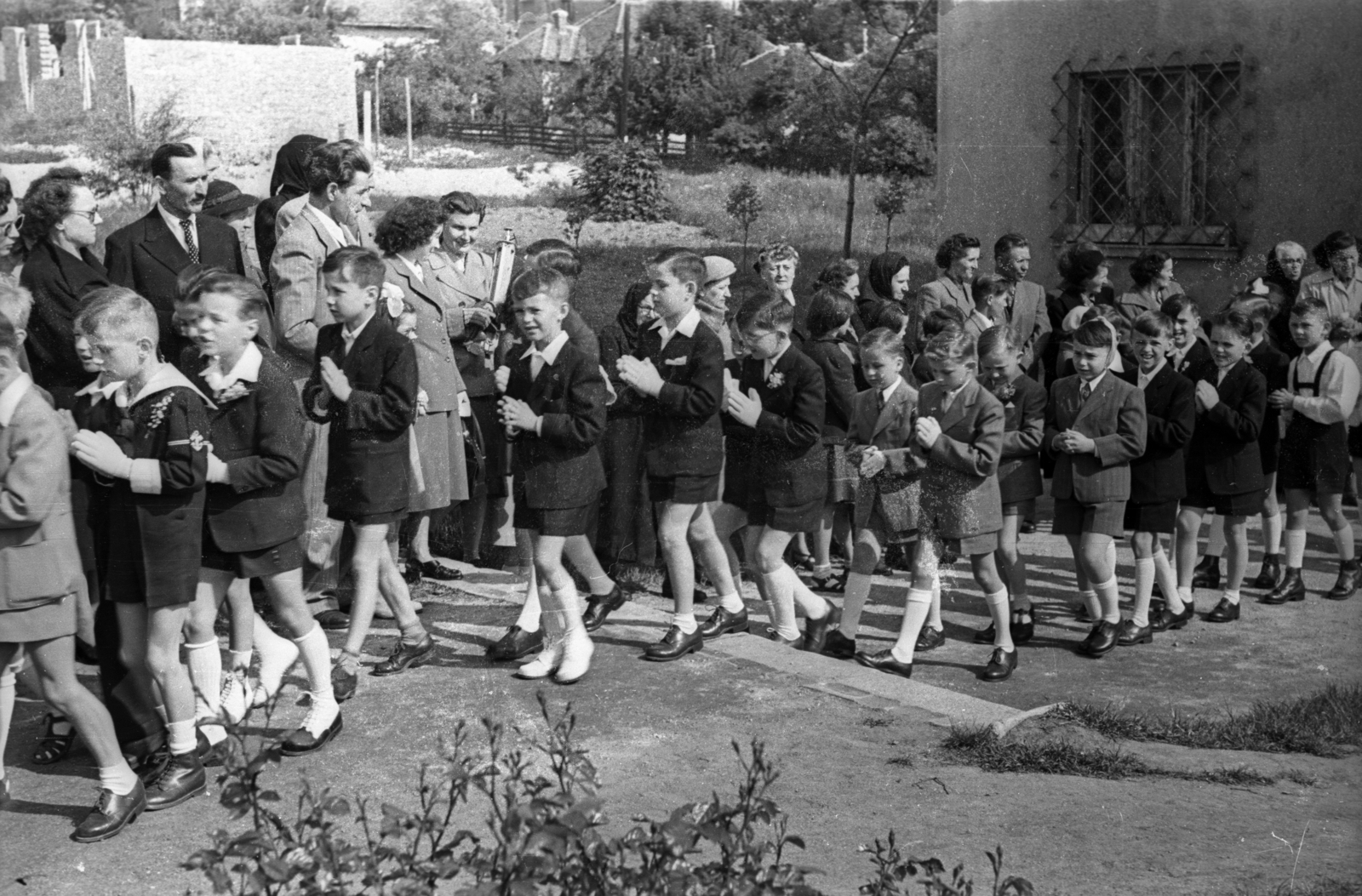 Magyarország, Budapest XII., a felvétel a mai Apor Vilmos téren készült. Elsőáldozók a Felső-Krisztinavárosi Keresztelő Szent János-templom mellett, jobbra a plébánia épülete., 1956, Hámori Gyula, Budapest, fiúk, ünneplő ruha, Fortepan #123699