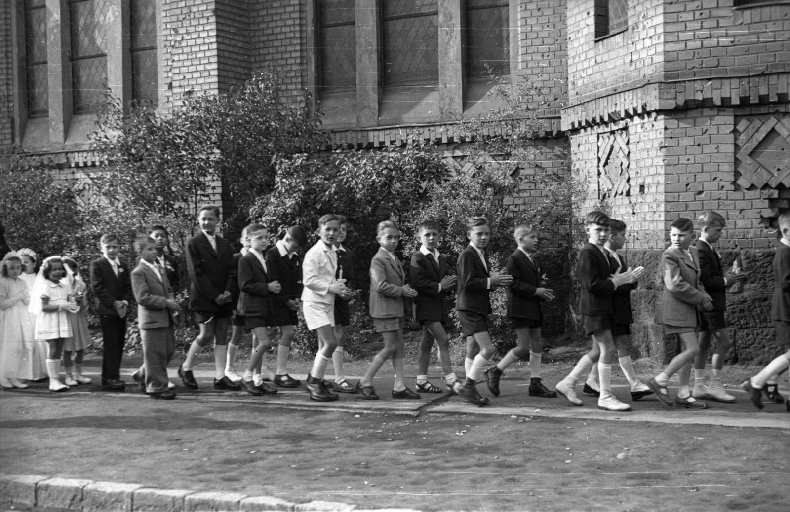 Magyarország, Budapest XIII., elsőáldozók a Béke téri Szent László-templom Országbíró utca felőli oldalánál., 1956, Hámori Gyula, Budapest, rövidnadrág, fiúk, ünneplő ruha, térdzokni, Fortepan #123702
