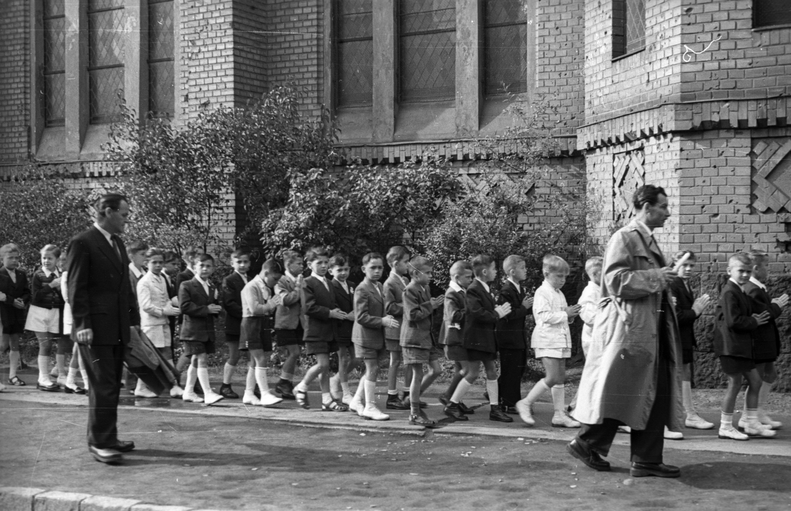 Magyarország, Budapest XIII., elsőáldozók a Béke téri Szent László-templom Országbíró utca felőli oldalánál., 1956, Hámori Gyula, Budapest, felvonulás, fiúk, ünneplő ruha, Fortepan #123703