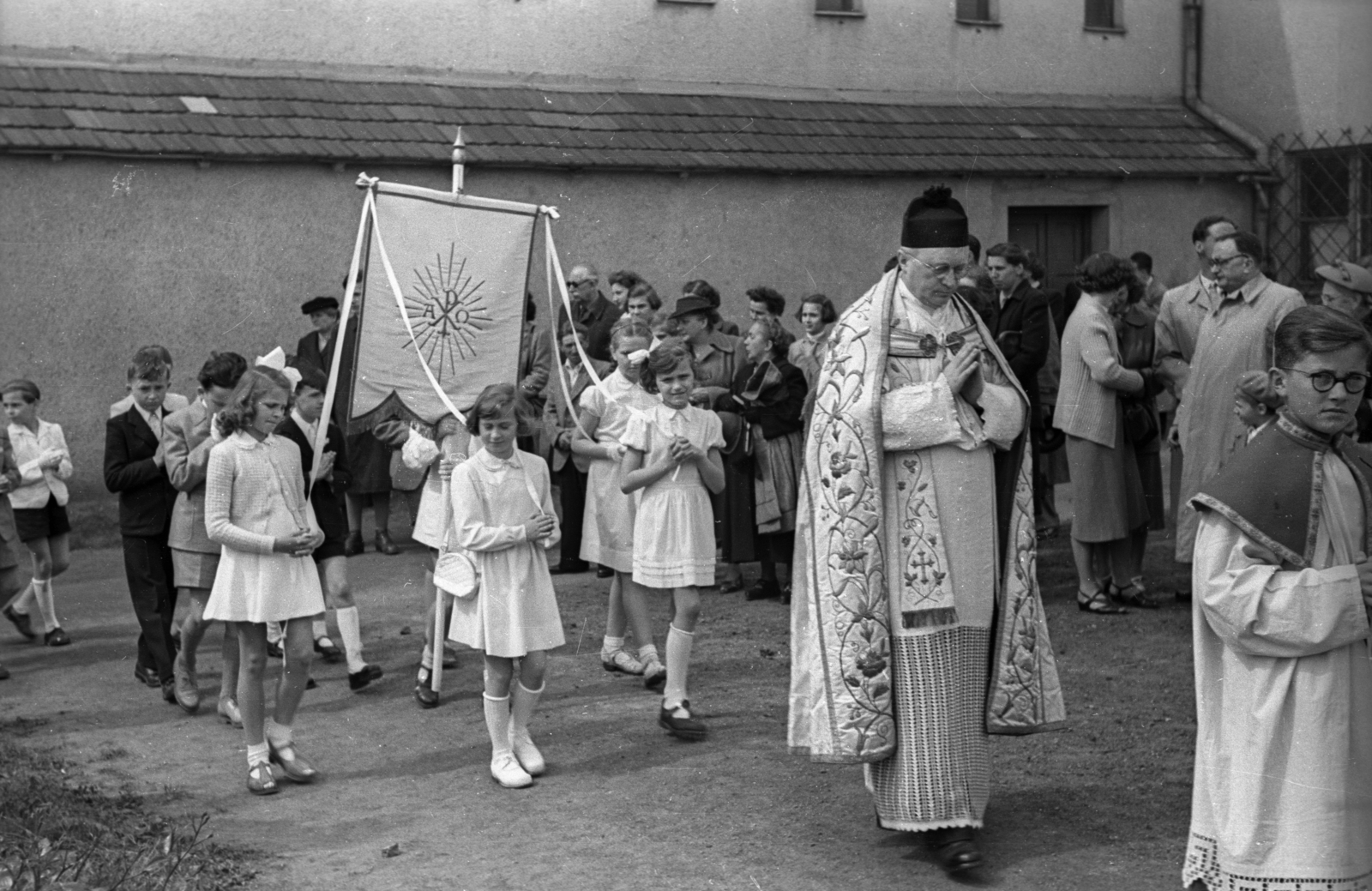 Magyarország, Budapest XII., a felvétel a mai Apor Vilmos téren készült. Elsőáldozók a Felső-Krisztinavárosi Keresztelő Szent János-templom mellett., 1956, Hámori Gyula, Budapest, lányok, fehér ruha, ornátus, Fortepan #123706