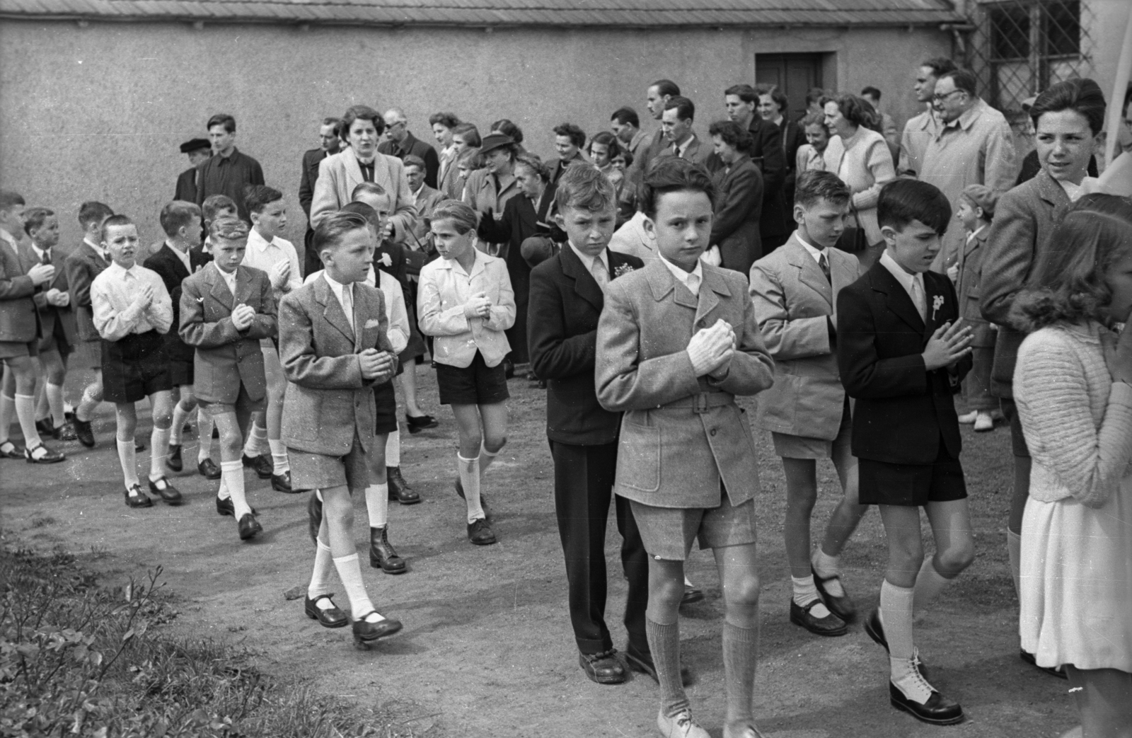 Magyarország, Budapest XII., a felvétel a mai Apor Vilmos téren készült. Elsőáldozók a Felső-Krisztinavárosi Keresztelő Szent János-templom mellett., 1956, Hámori Gyula, Budapest, rövidnadrág, fiúk, ünneplő ruha, Fortepan #123707