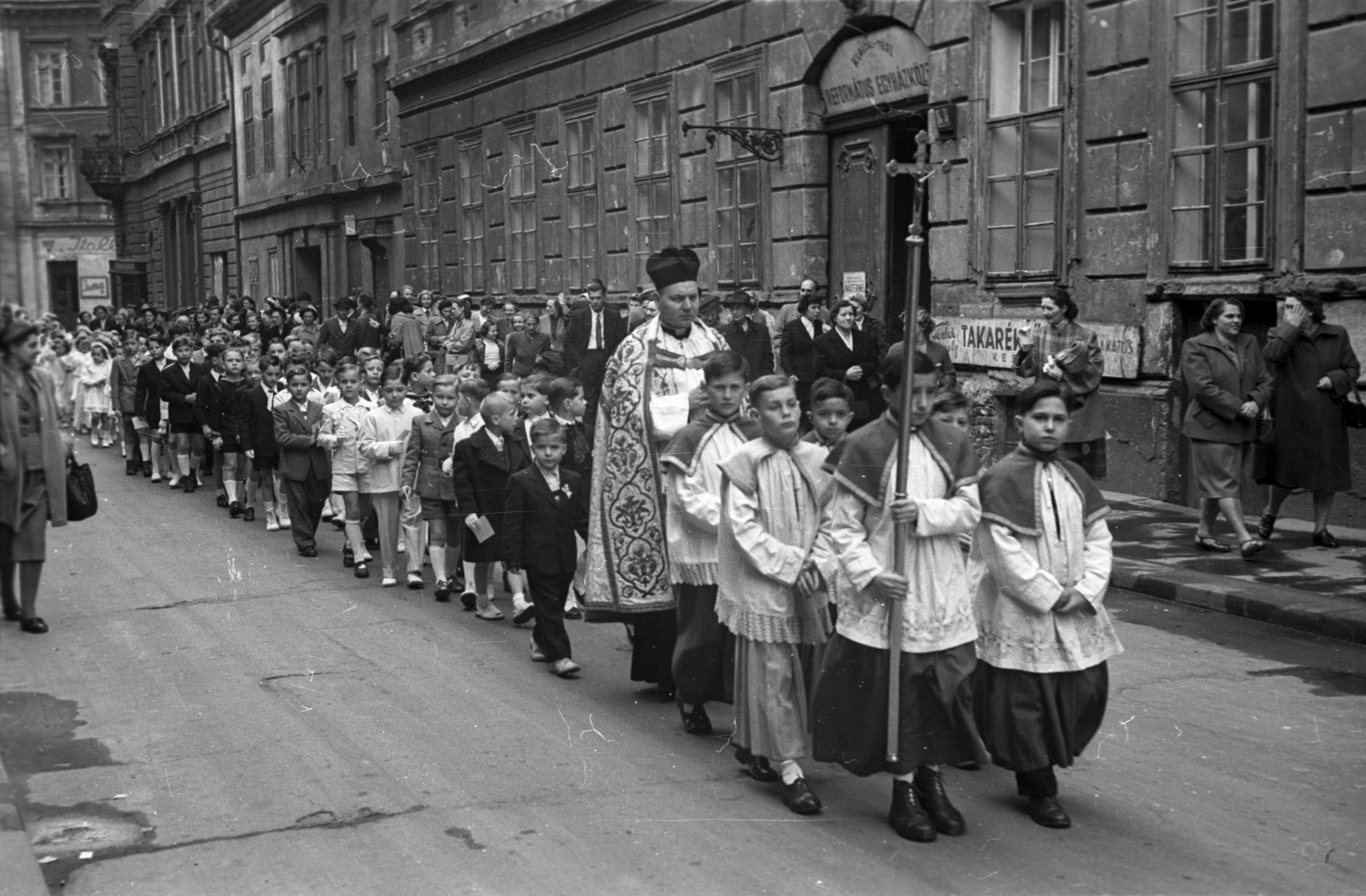 Hungary, Budapest VIII., Gyulai Pál utca a Stáhly utcától a Kőfaragó utca felé nézve, elsőáldozók., 1956, Hámori Gyula, Budapest, march, priest, kids, carrying, crucifix, vestments, Fortepan #123709